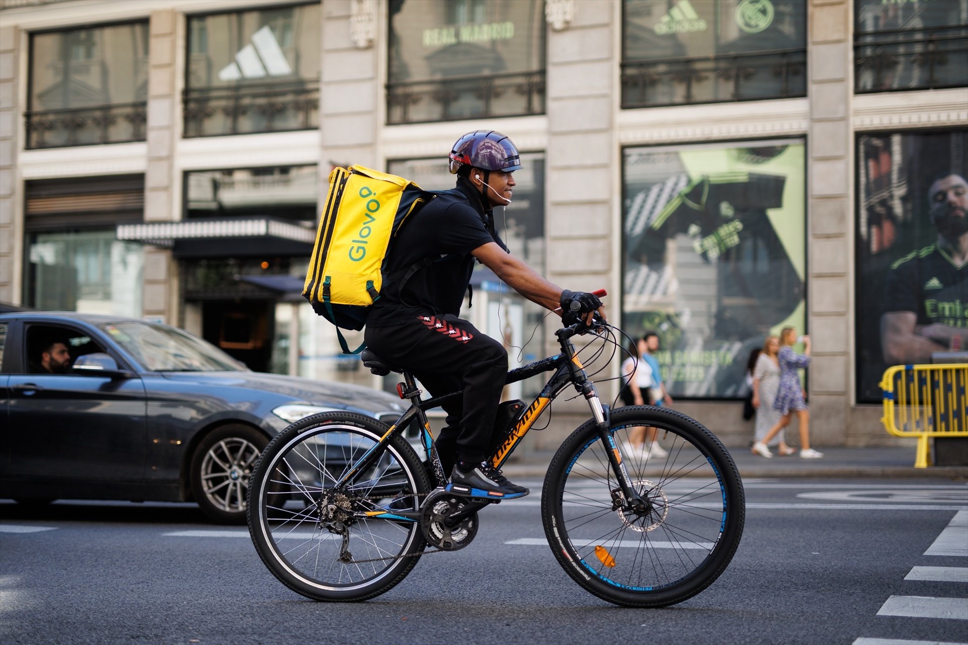 Trabajo obliga a Glovo a contratar en plantilla a 3.060 falsos autónomos en Andalucía