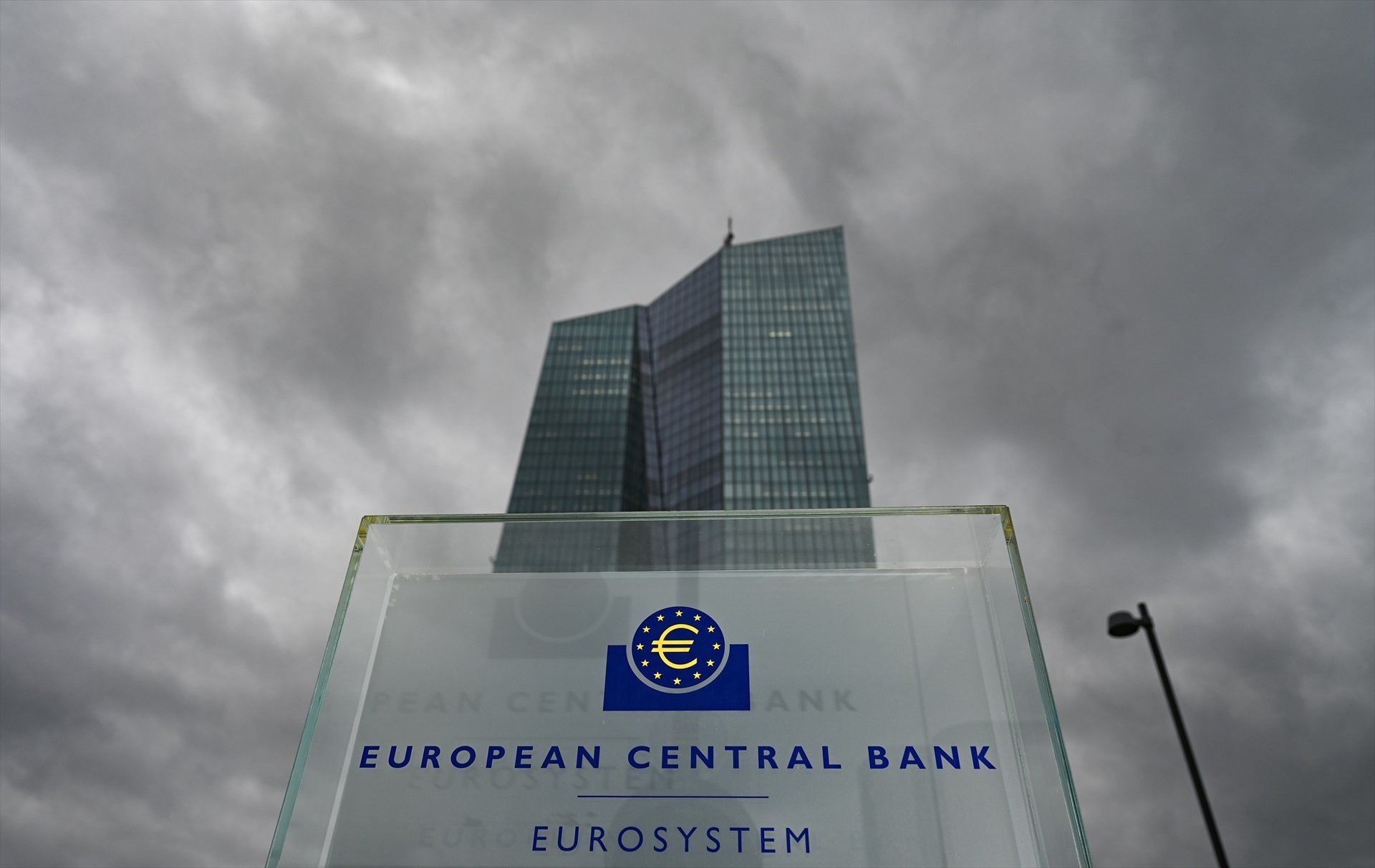 Miembros del BCE abogaron por pausar las subidas de tipos en medio de las turbulencias financieras