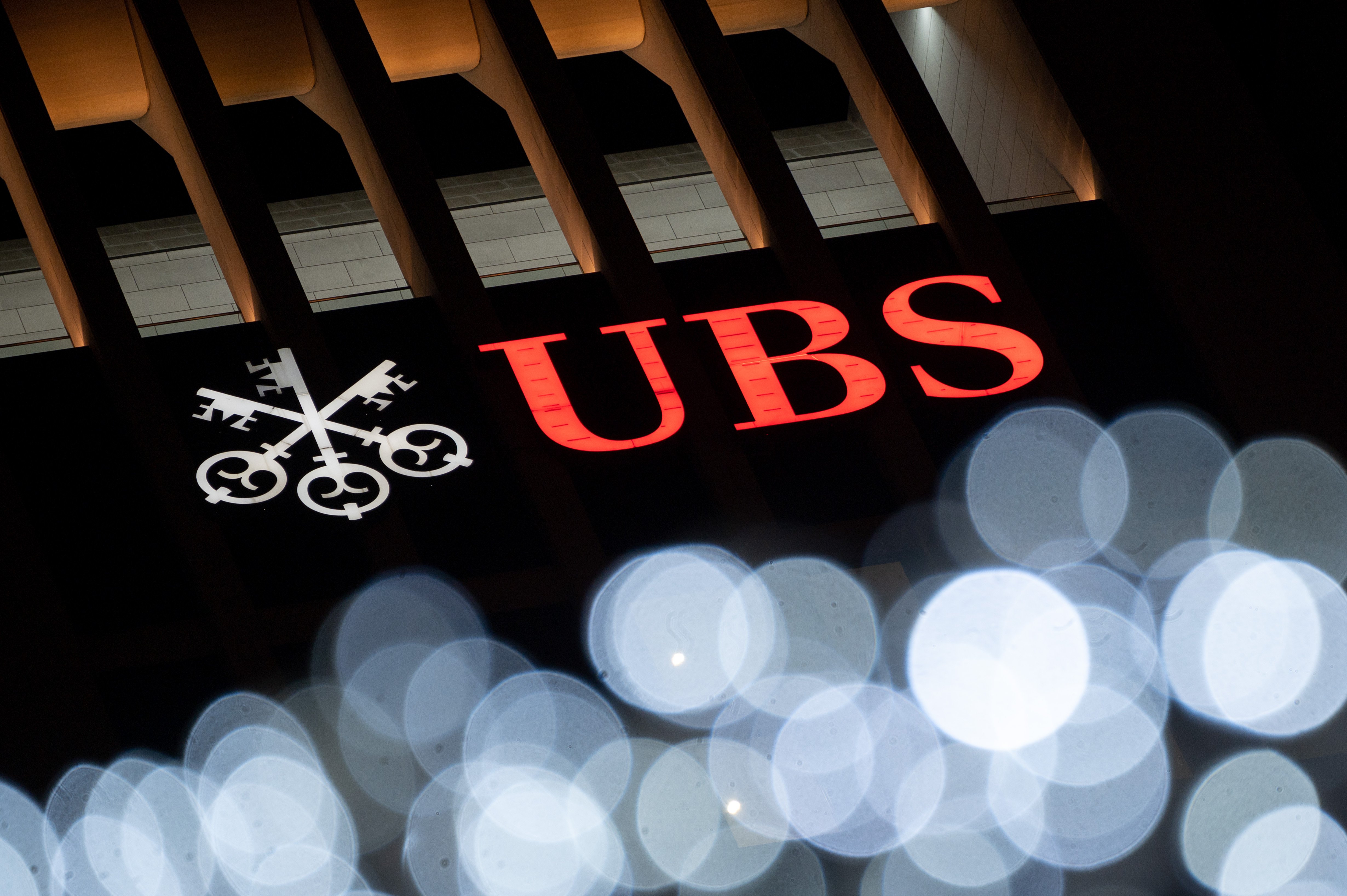 UBS ofereix recomprar 2.750 milions en bons a causa de la compra "excepcional" de Credit Suisse