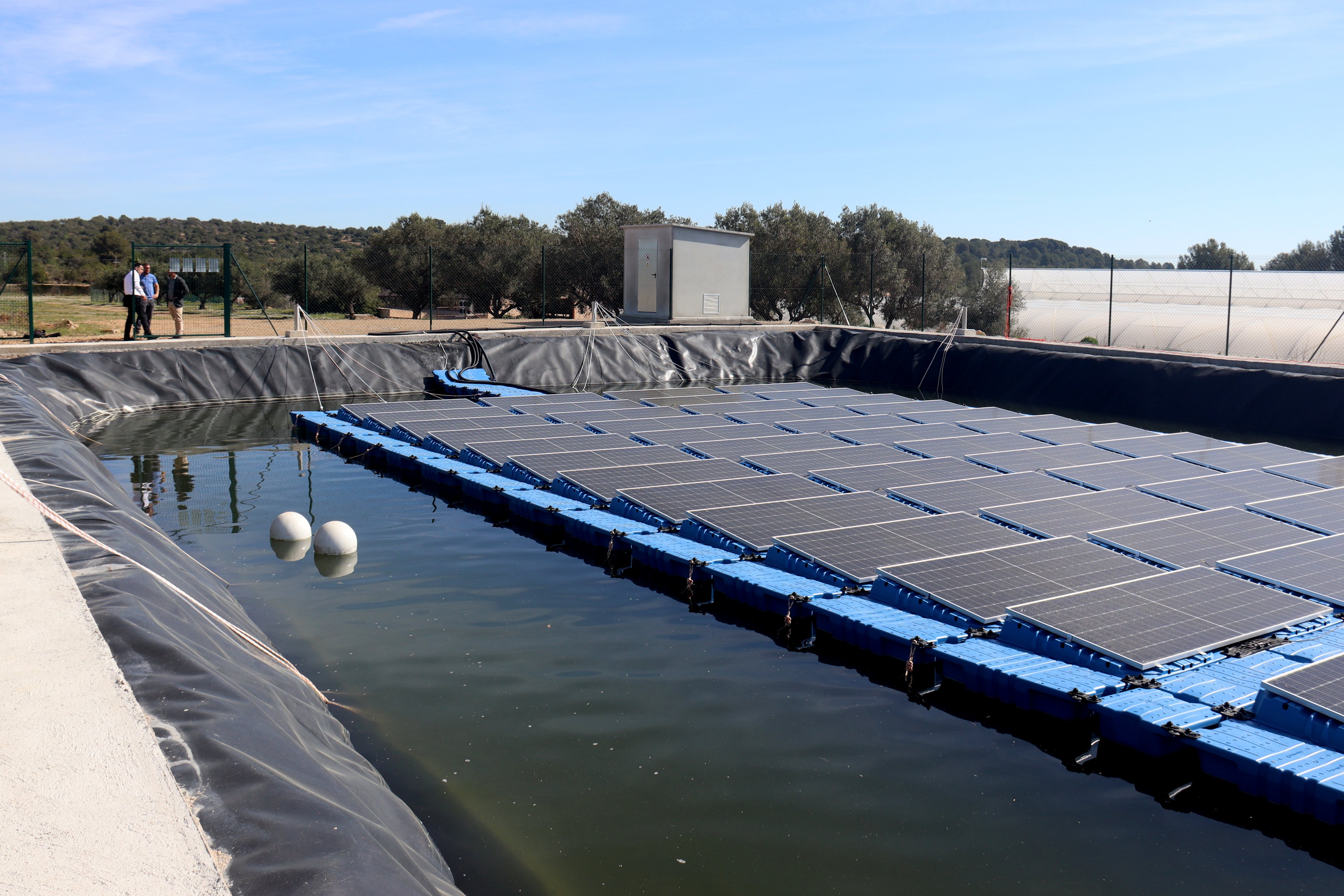 Fotovoltaica flotant: les primeres plaques sobre l'aigua a Catalunya que podrien donar llum a 43 llars