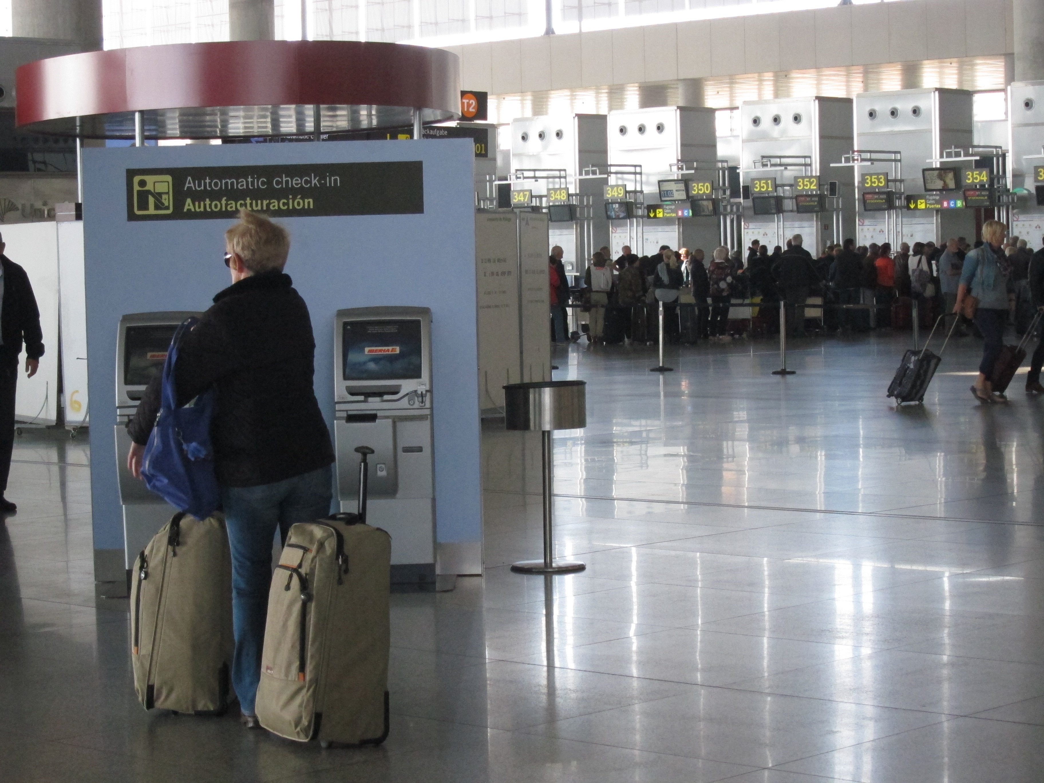 EuropaPress 5053175 turista aeropuerto malaga costa sol viajeros pasajeros maletas