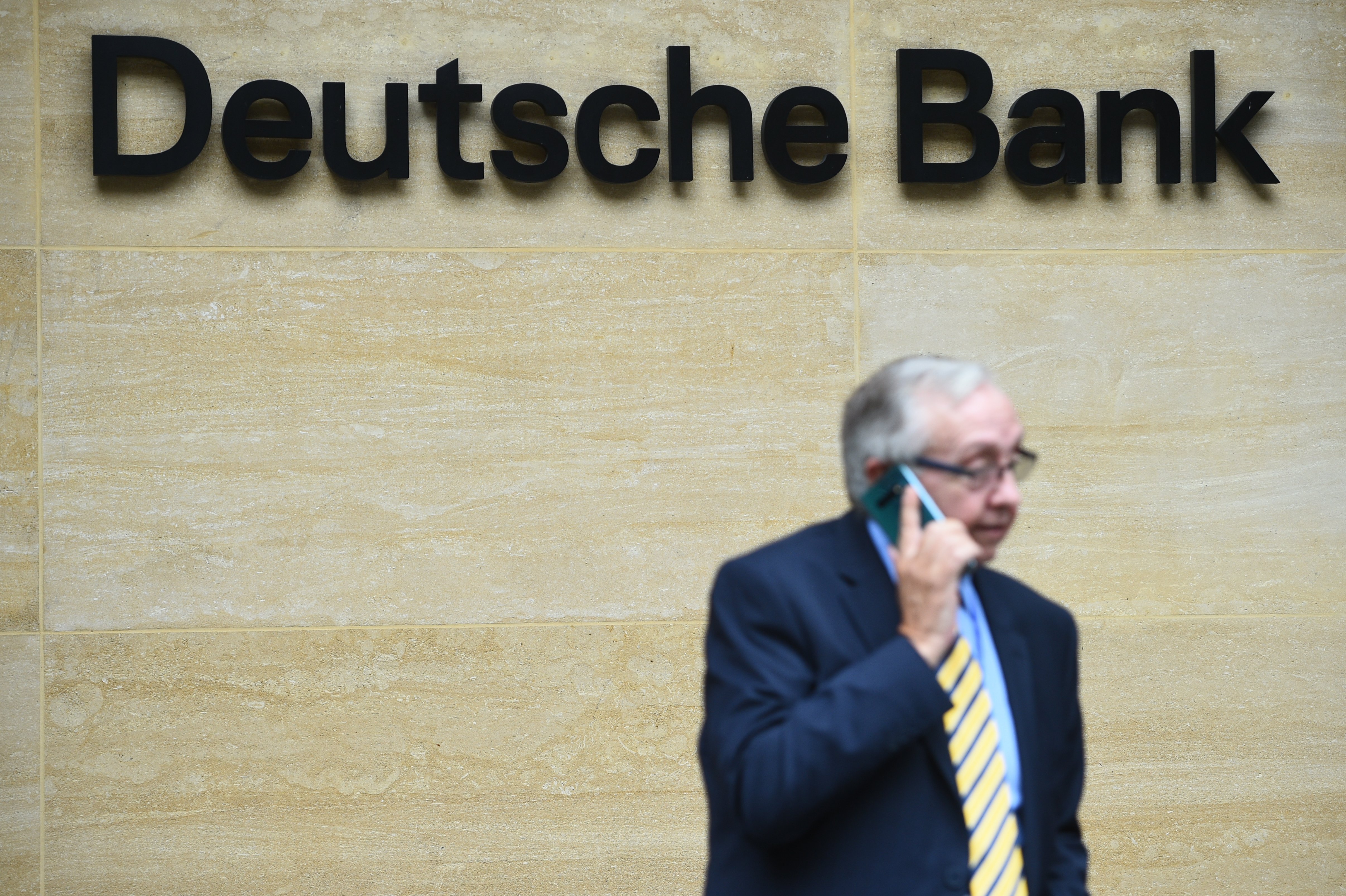 El miedo a una nueva quiebra bancaria hunde a Deutsche Bank