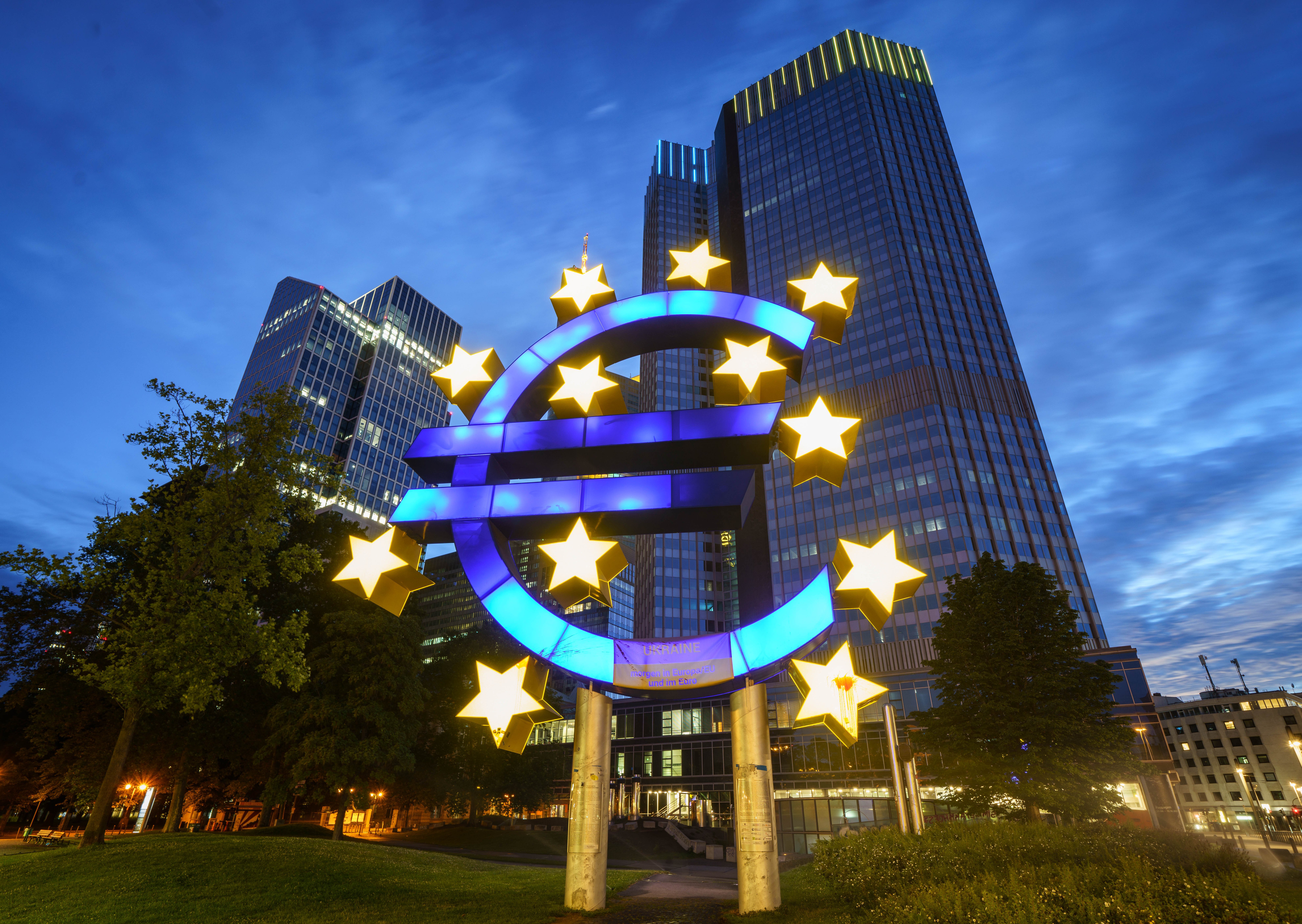 EuropaPress 4962181 13 july 2022 hessen frankfurt main the large euro symbol in front of the