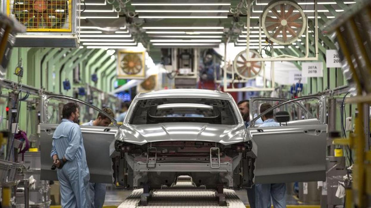 La dirección de Ford acepta prejubilar a partir de 53 años para pactar el ERE en Almussafes