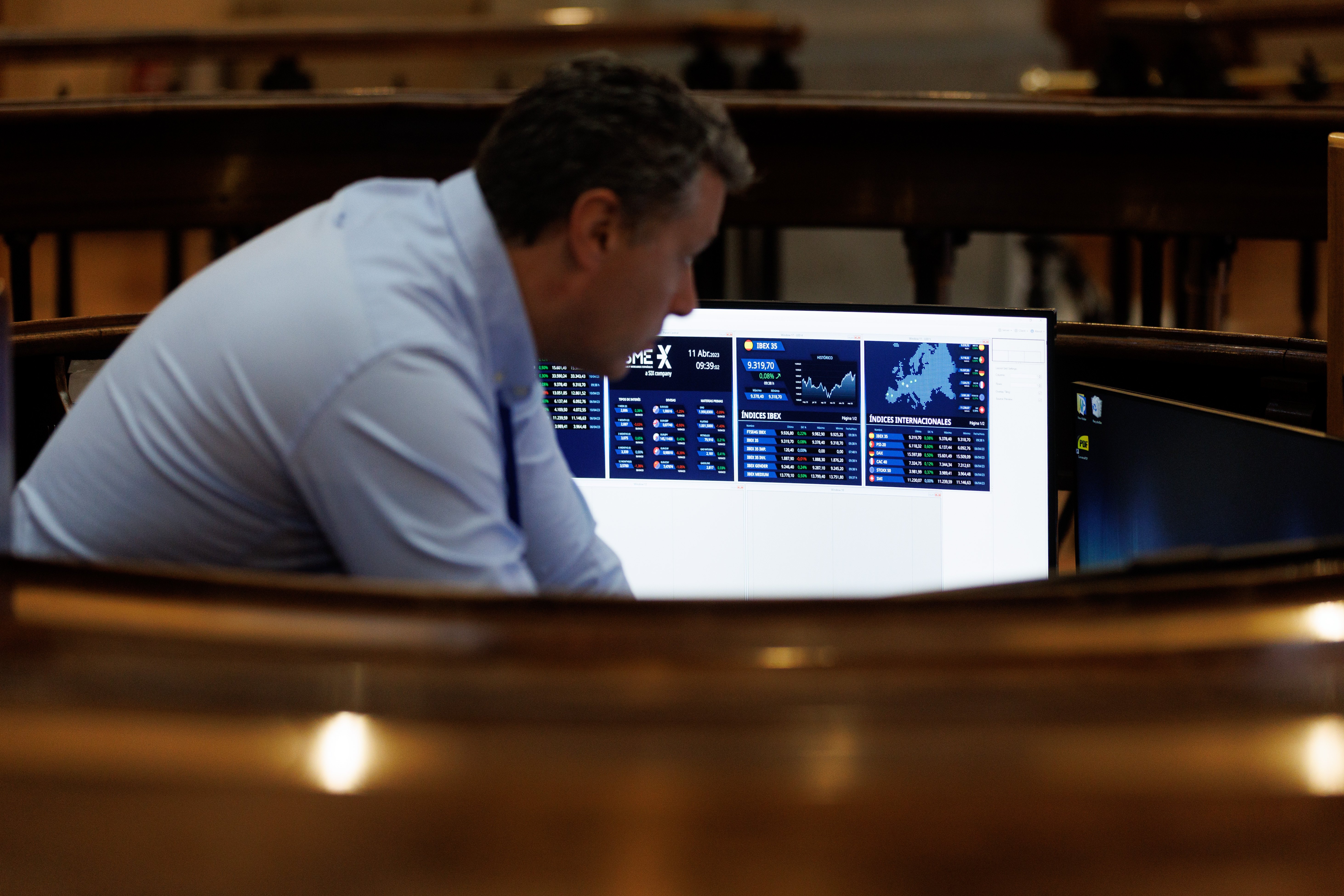 El IBEX 35 cae un 1,23% y pierde los 9.300 puntos por la incertidumbre bancaria