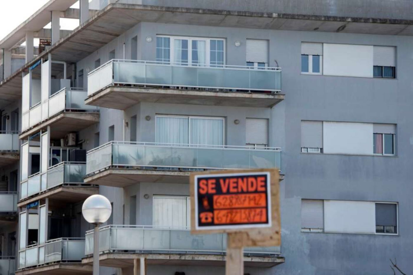 La demanda de vivienda se desploma por la inflación, las subidas de tipos y los altos precios