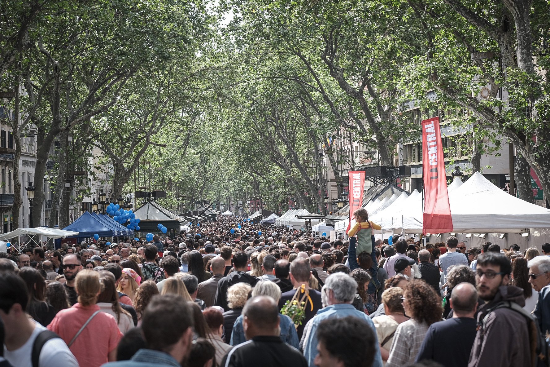 Sant Jordi trenca totes les previsions: es ven un 5% més de llibres que l'any passat