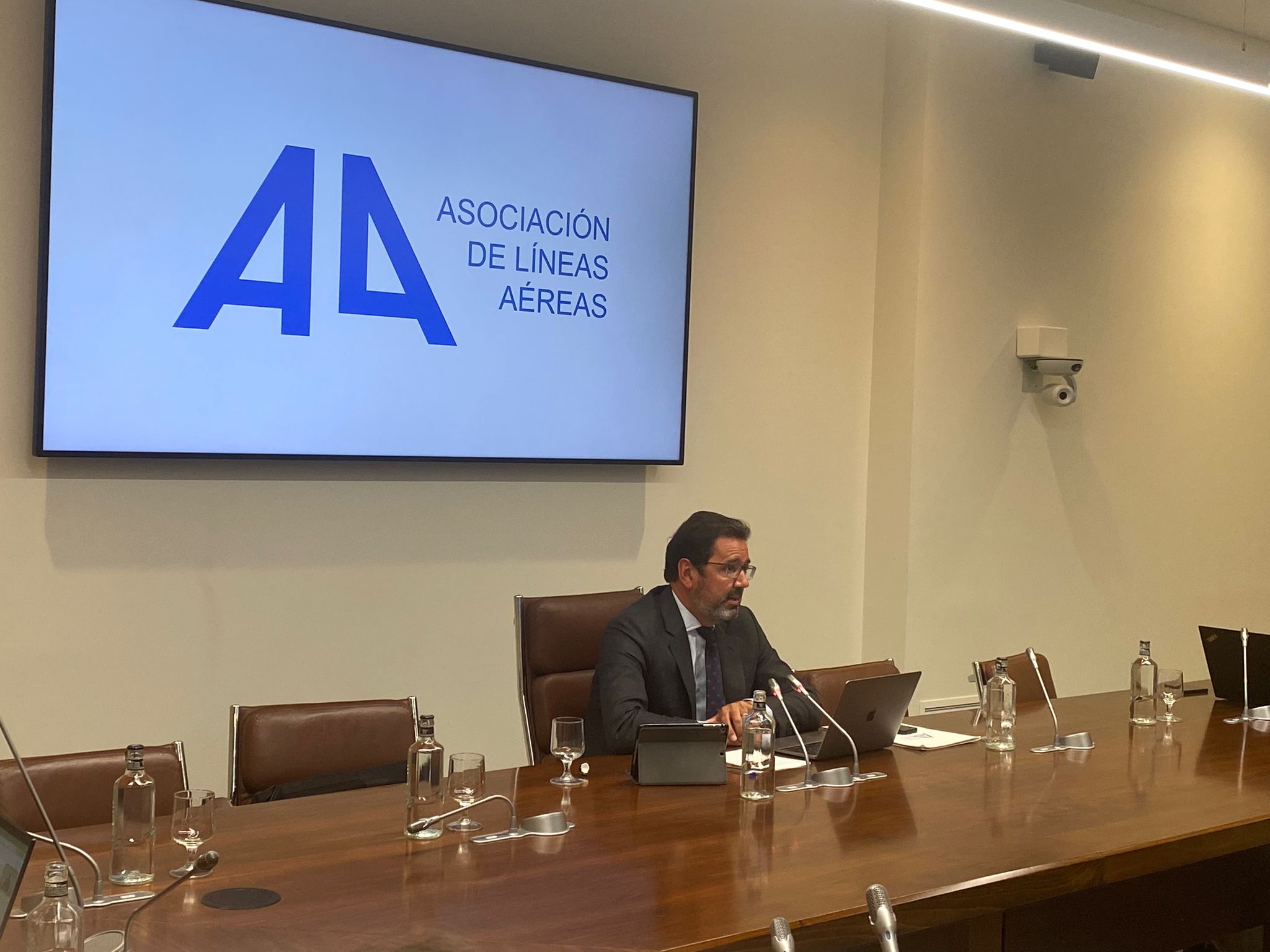 Las aerolíneas reducen la oferta de vuelos para verano por las huelgas en Francia