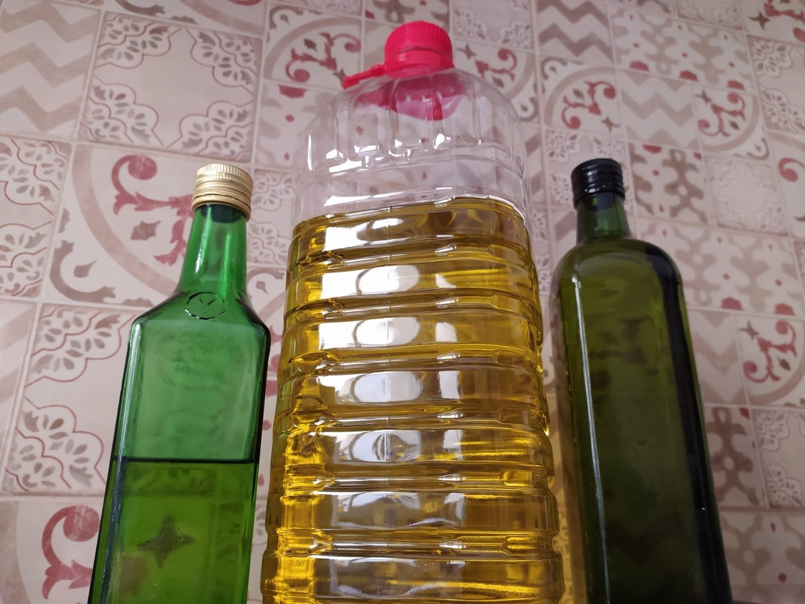 El truco "lamentable" para engañar con botellas de aceite que denuncian los pequeños agricultores