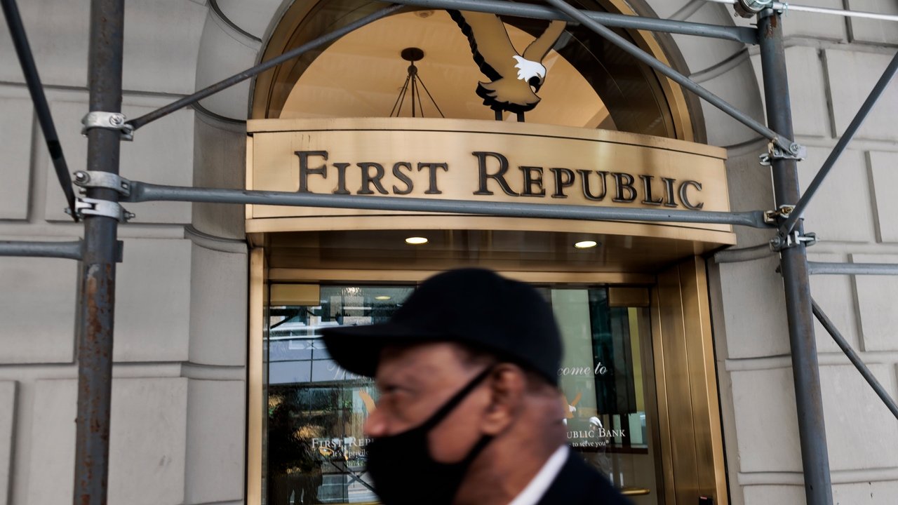First Republic Bank juega sus últimas cartas: valora la venta de hasta 100.000 millones en activos