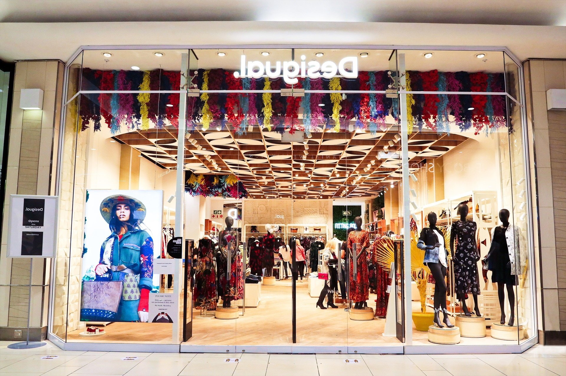 Desigual guanya tres milions d'euros, un 15% més, malgrat el tancament de botigues