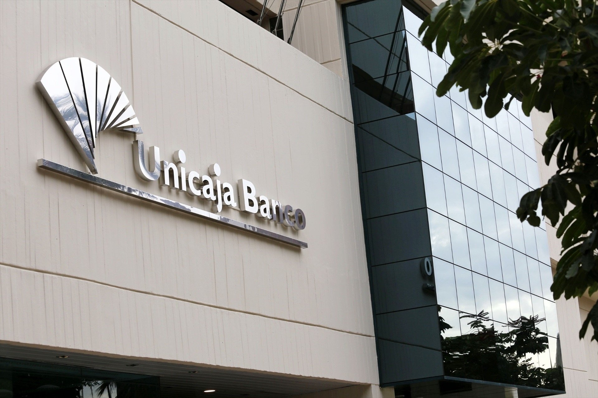 Unicaja guanya 34 milions d'euros, un 43% menys, per l'impost a la banca