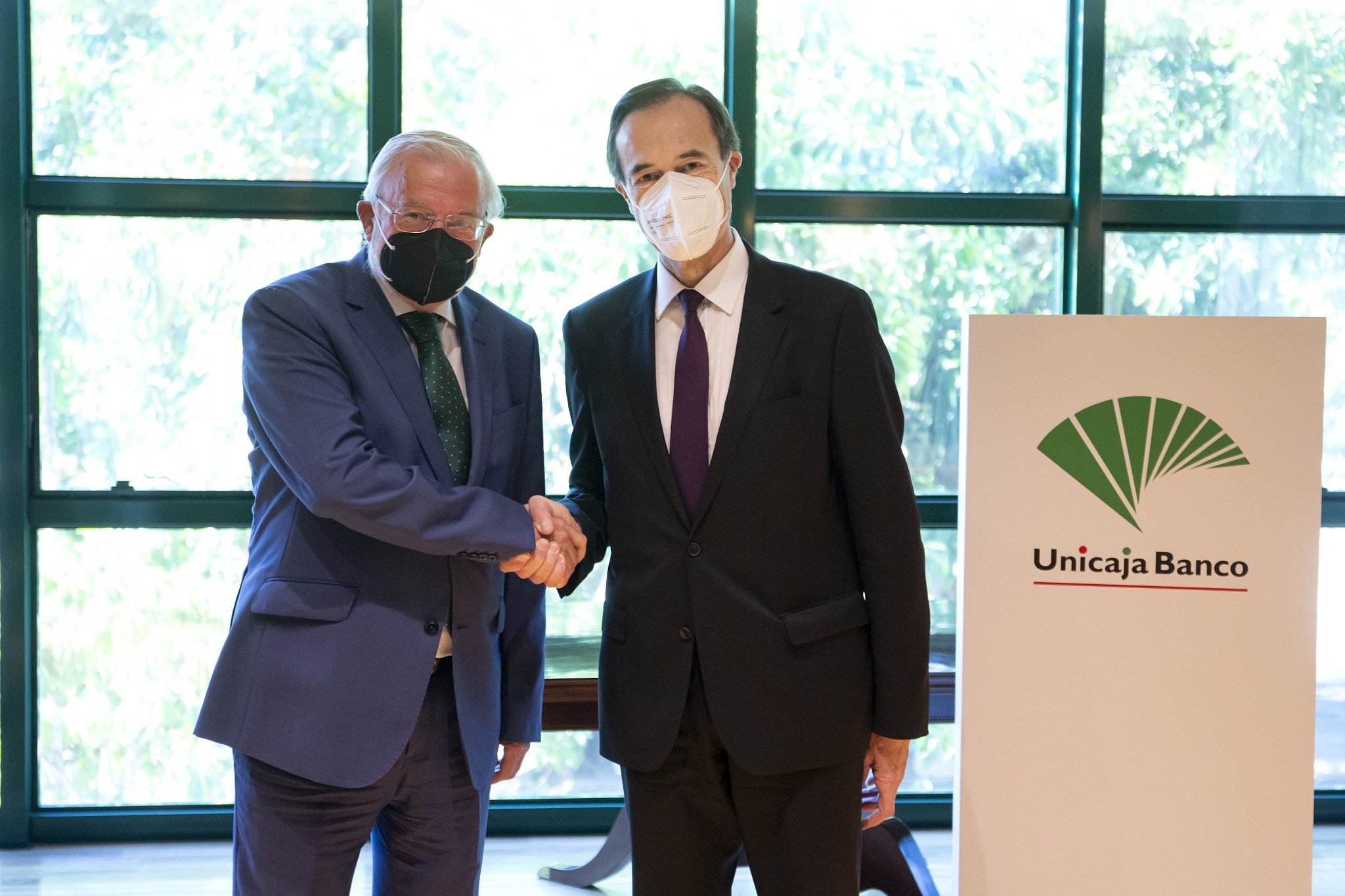 Unicaja se plantea un nuevo ERE tras reducir plantilla en 2.000 personas