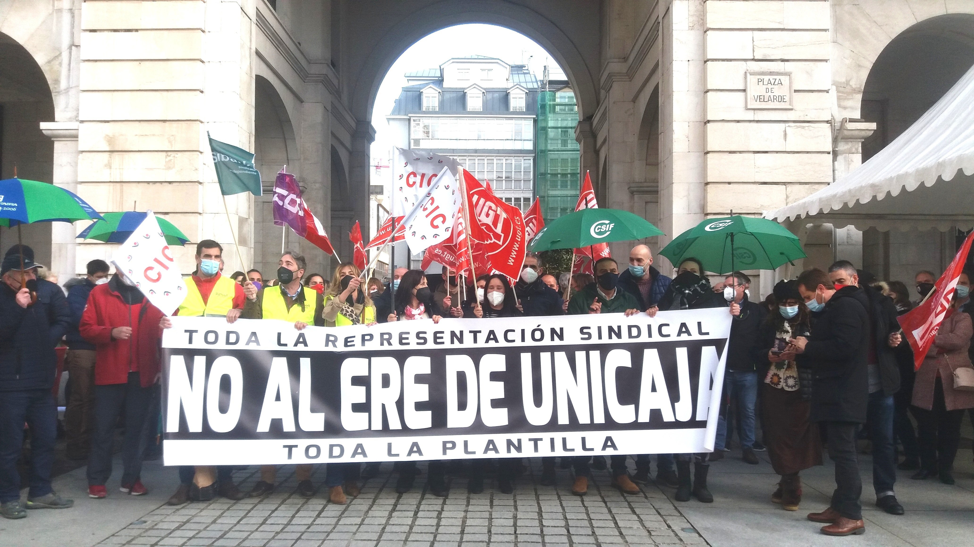 Unicaja negó un ERE a los sindicatos el día antes de confirmarlo a los analistas