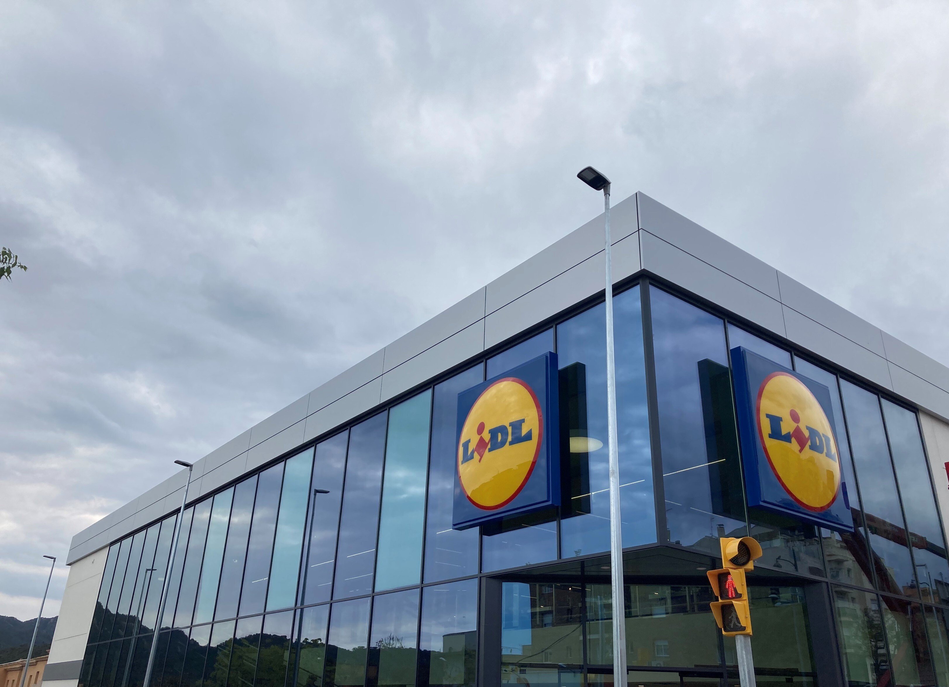 Lidl y Aldi aceleran su expansión, mientras Dia lo fía todo a la proximidad