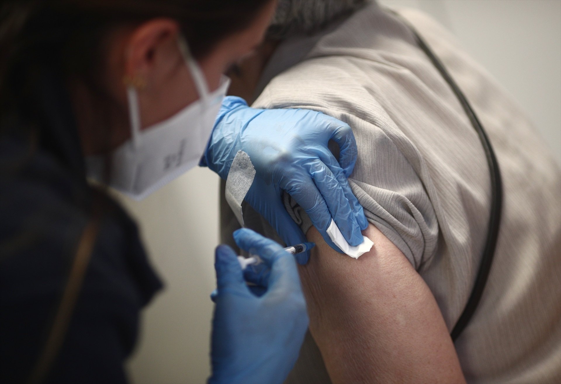 Pfizer cae tras el boom de vacunas contra el covid: un 30% menos de beneficios