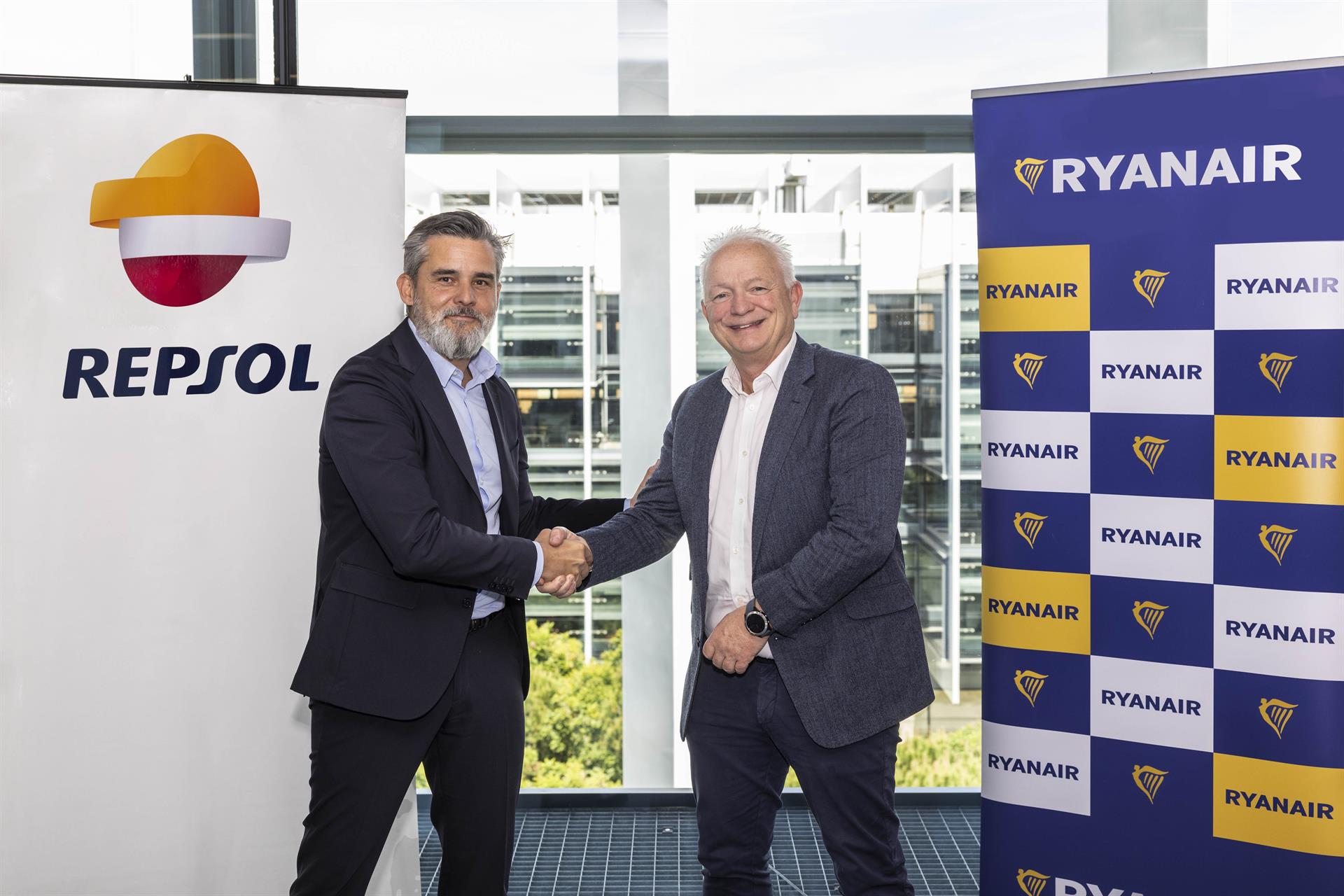 Repsol y Ryanair se alían para impulsar los combustibles renovables en el sector aéreo