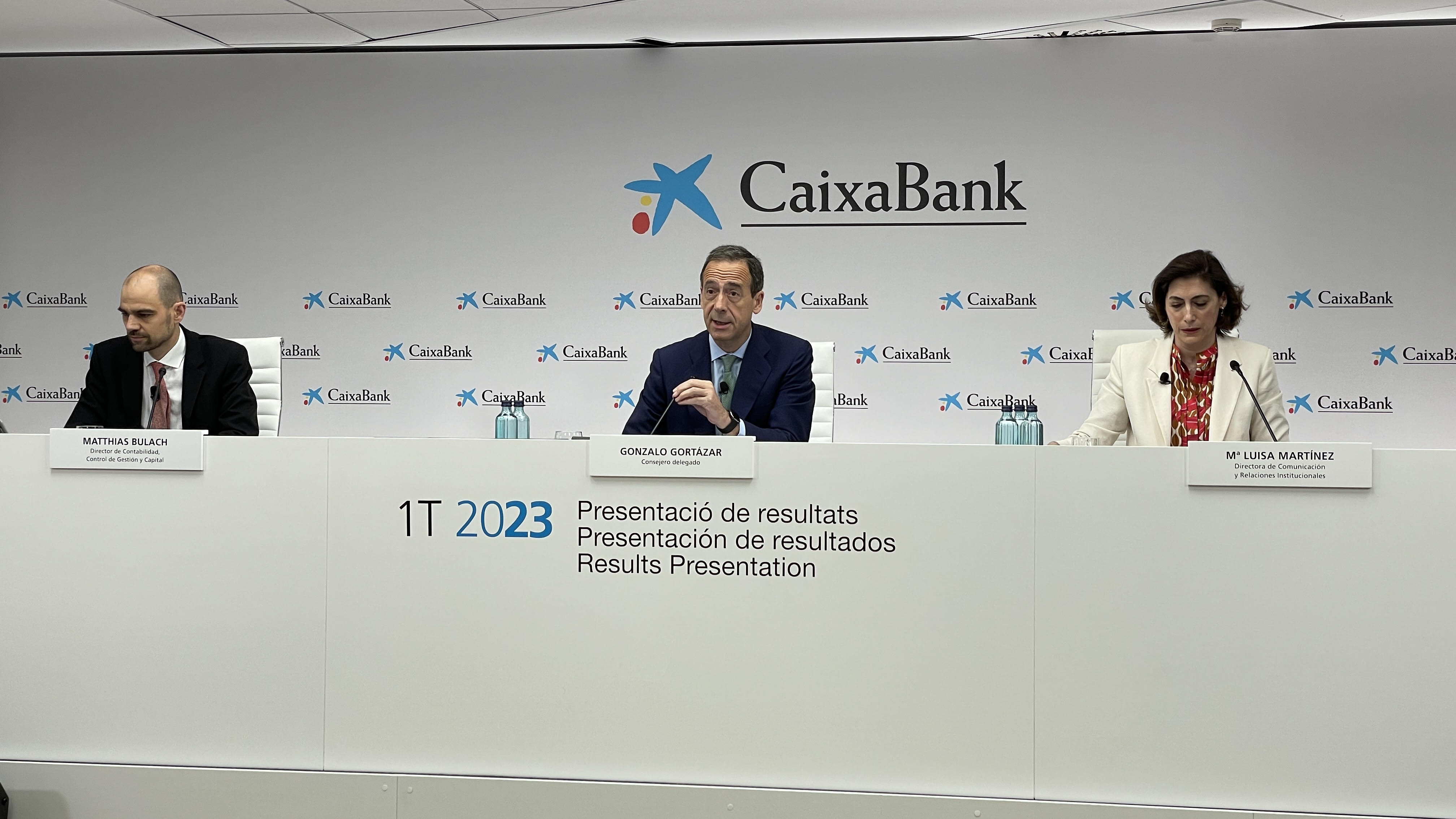 CaixaBank gana 855 millones hasta marzo, un 21,1% más, pese al impuesto a la banca