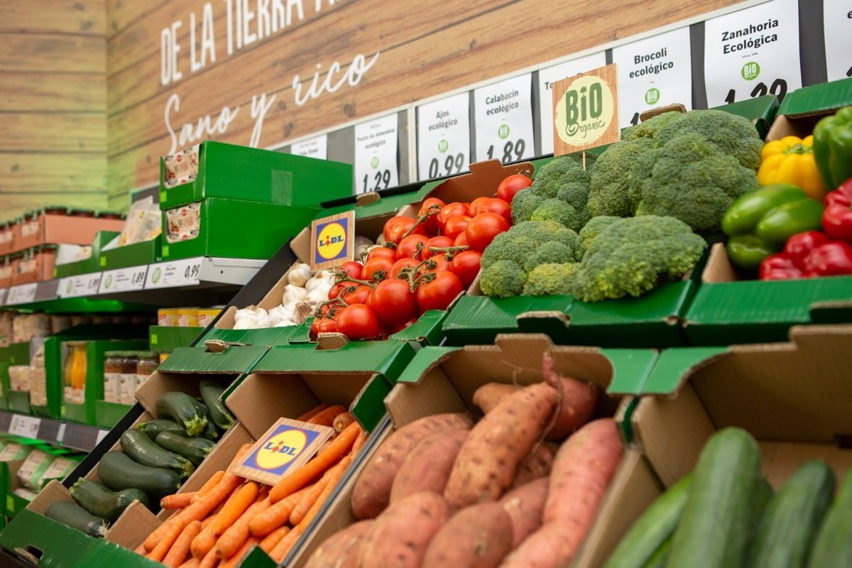 Les grans cadenes han apujat el preu del 44% dels aliments afectats per la rebaixa de l'IVA, segons Facua