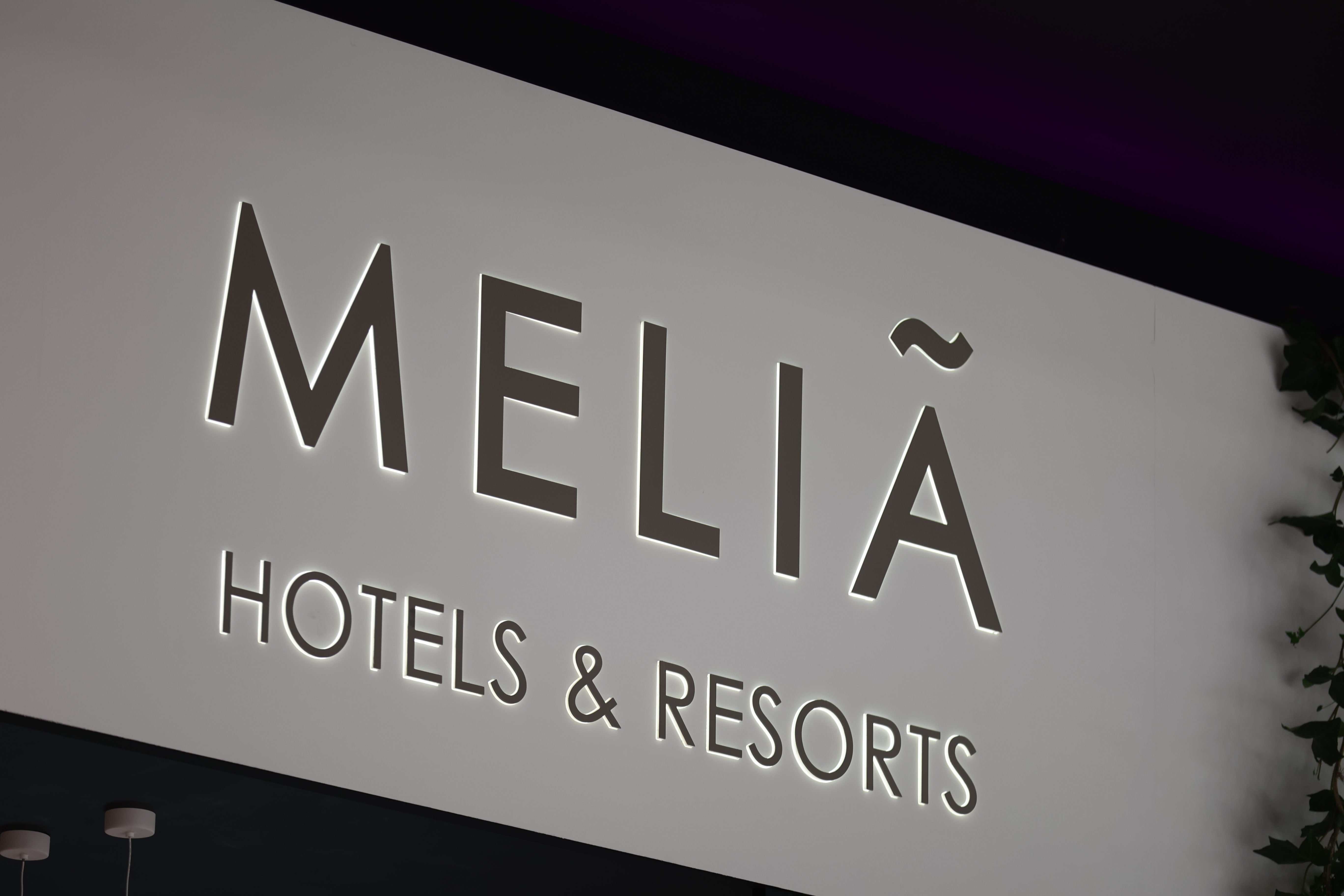 Un cartel de Meliá Hotels 