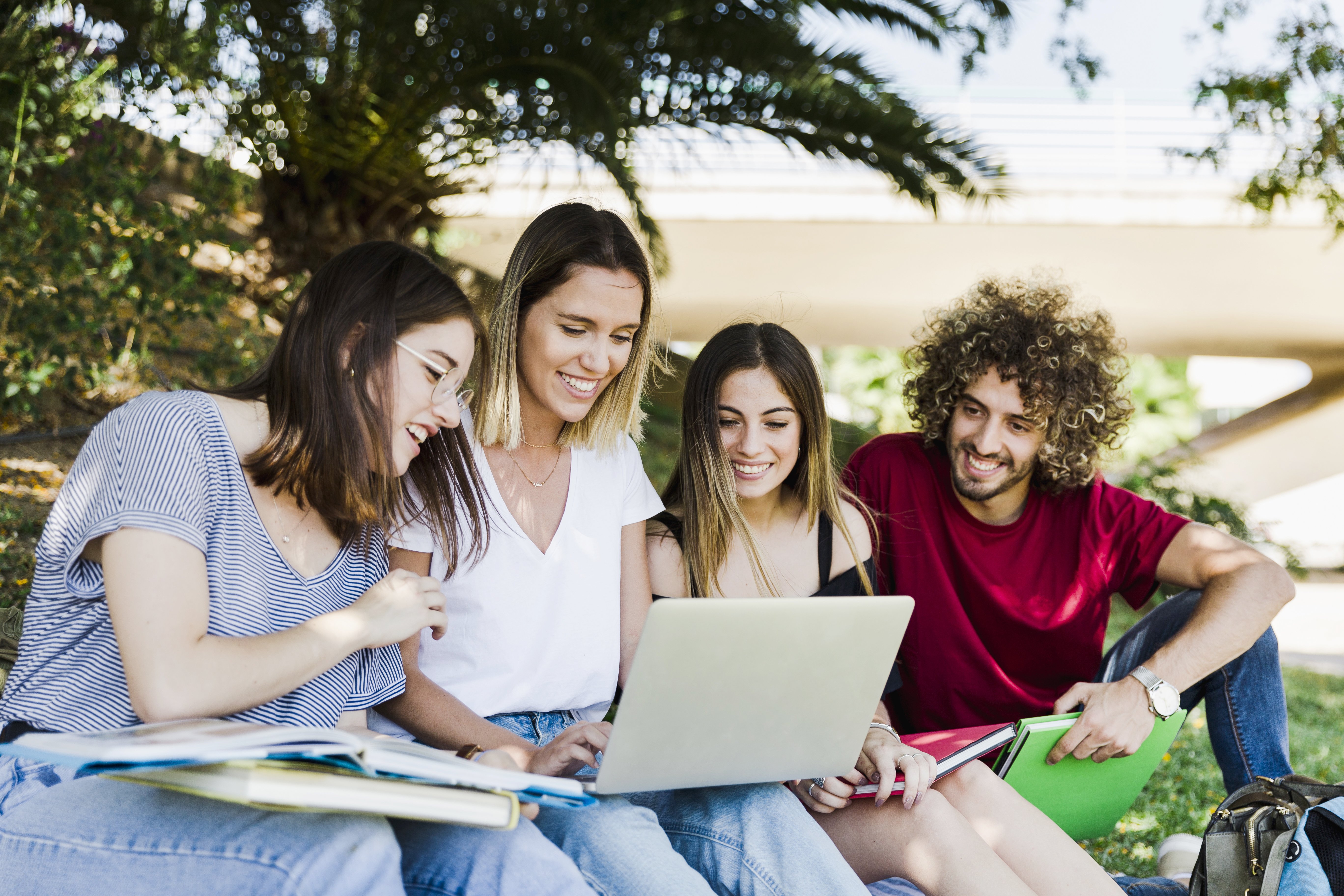 Las 10 carreras universitarias con más probabilidad de cobrar más de 1.500 euros (y las que menos)