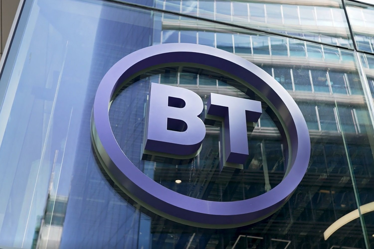 British Telecom anuncia el despido de hasta 55.000 trabajadores y cae un 5% en bolsa