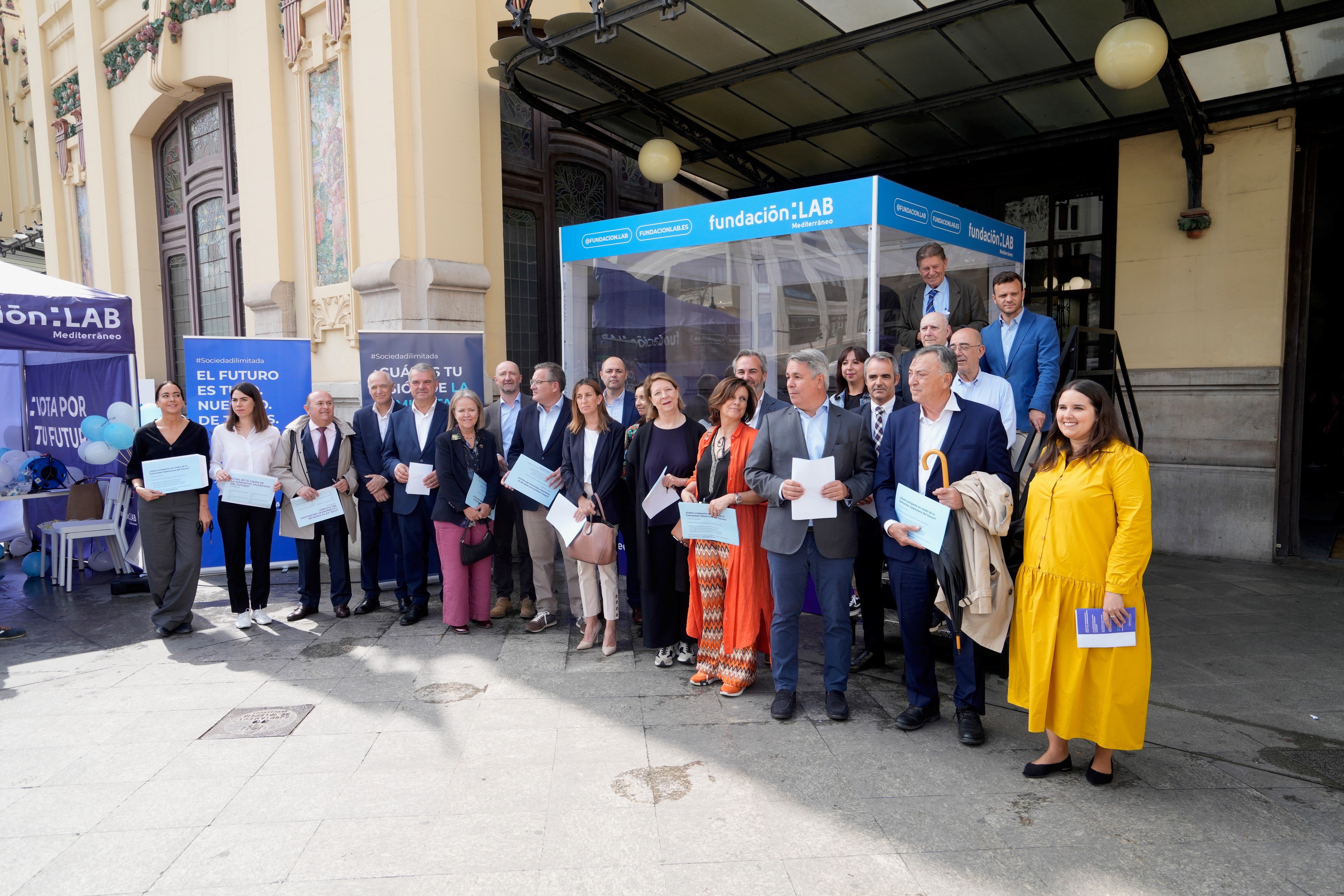 Empresarios piden apostar por la tecnología y la innovación con una urna gigante en el centro de València