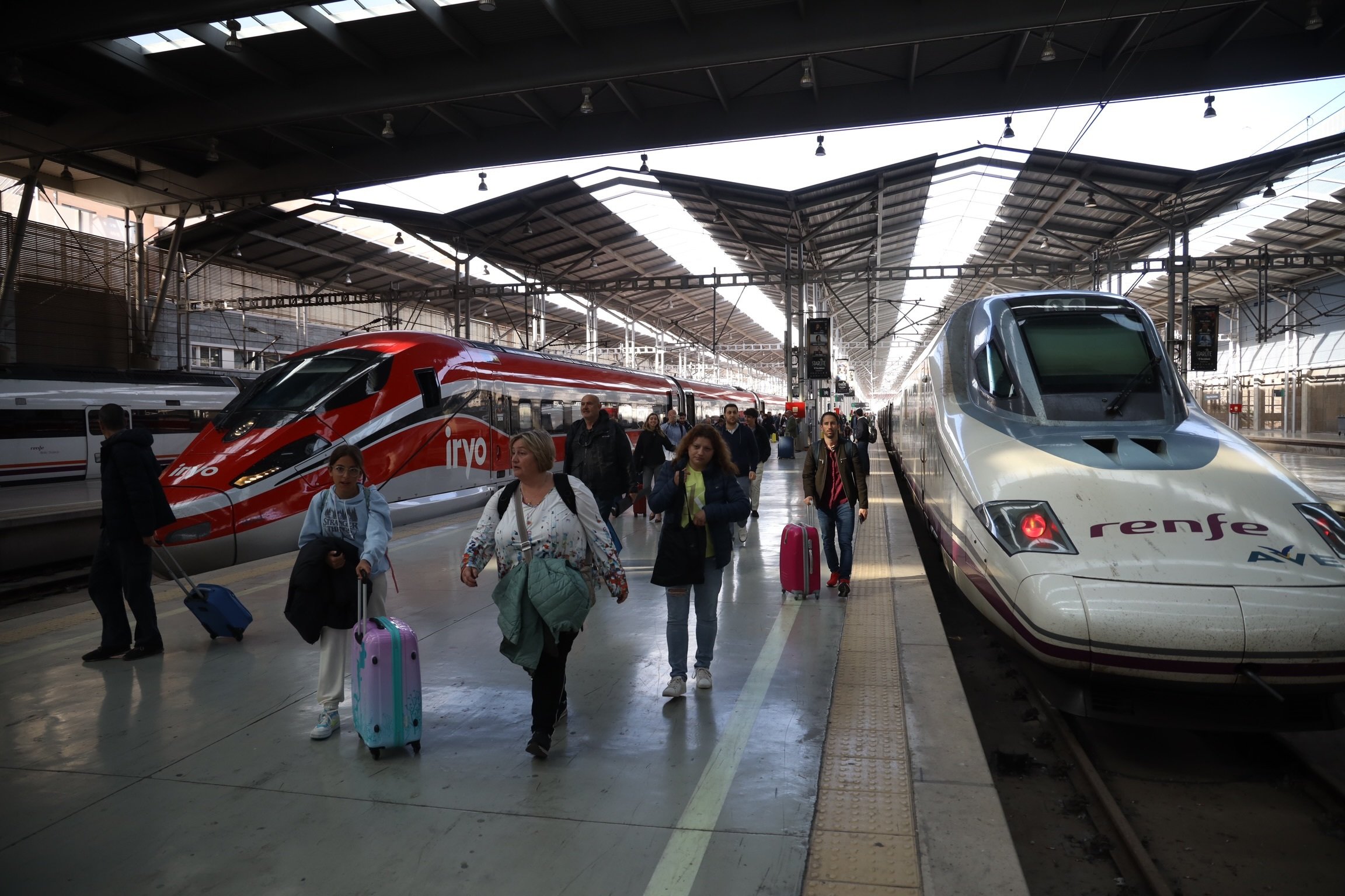 Dos trenes de alta velocidad en la Estación María Zambrano de Málaga