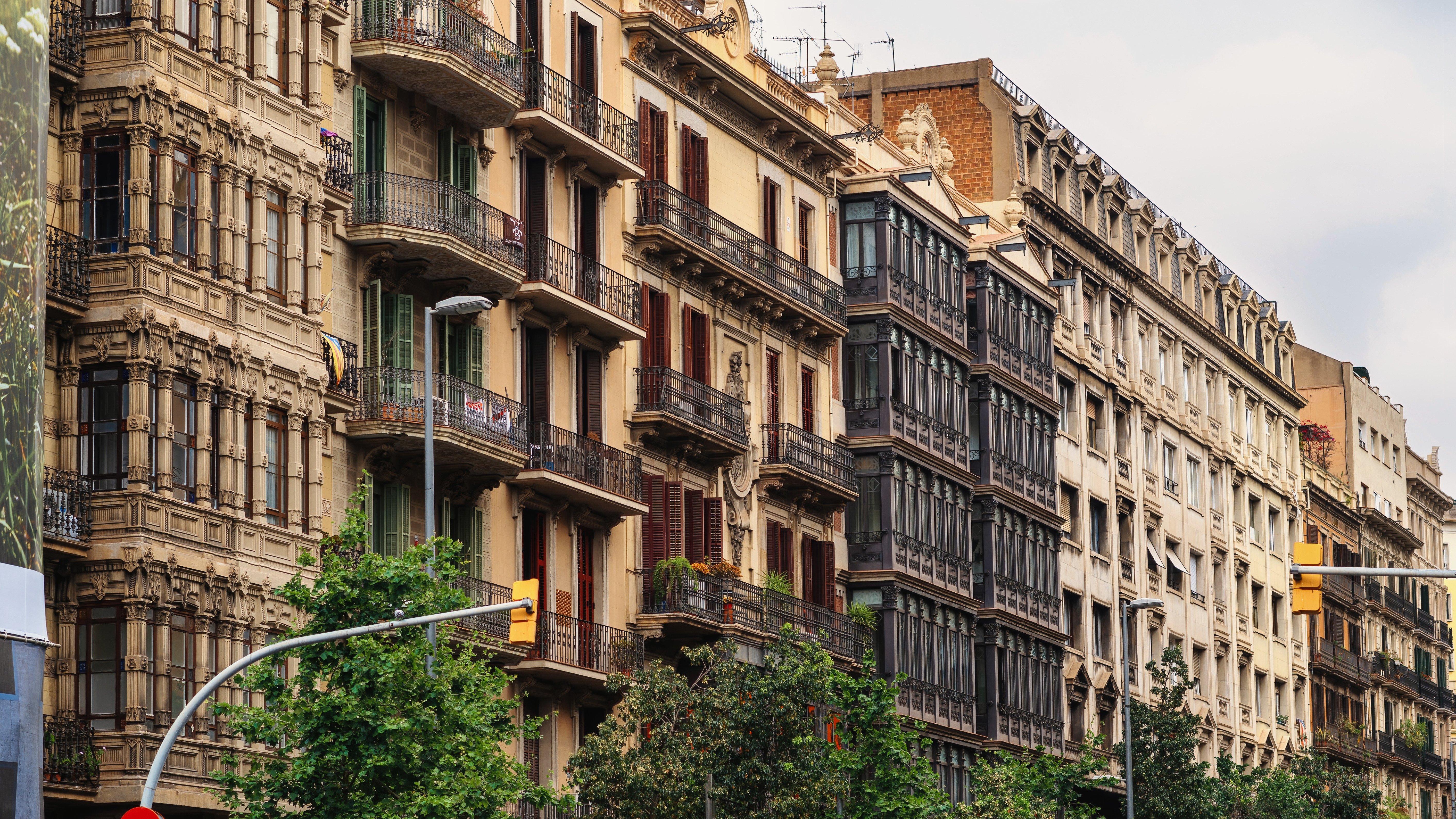 edificios antiguos barcelona freepik