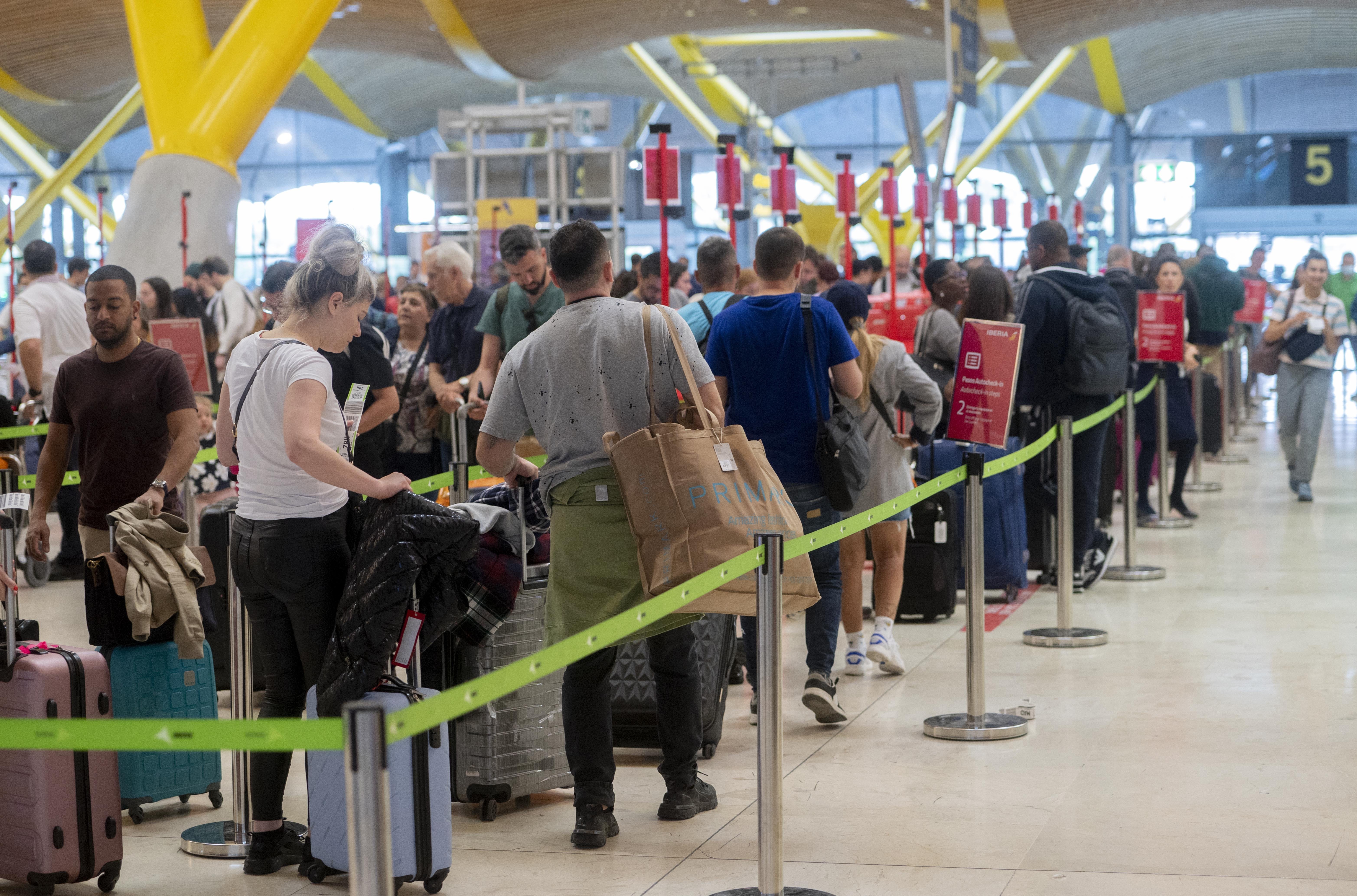 Un grupo de personas facturan maletas en el aeropuerto de Madrid