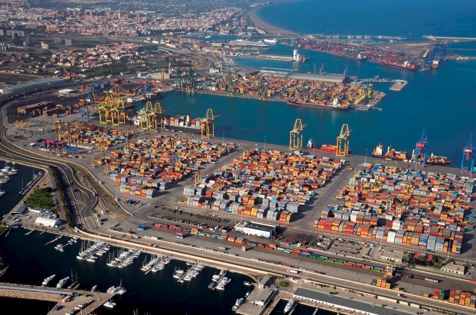 La naviliera francesa CMA CGM compra el 49% de la terminal de contenidors més gran del port de València