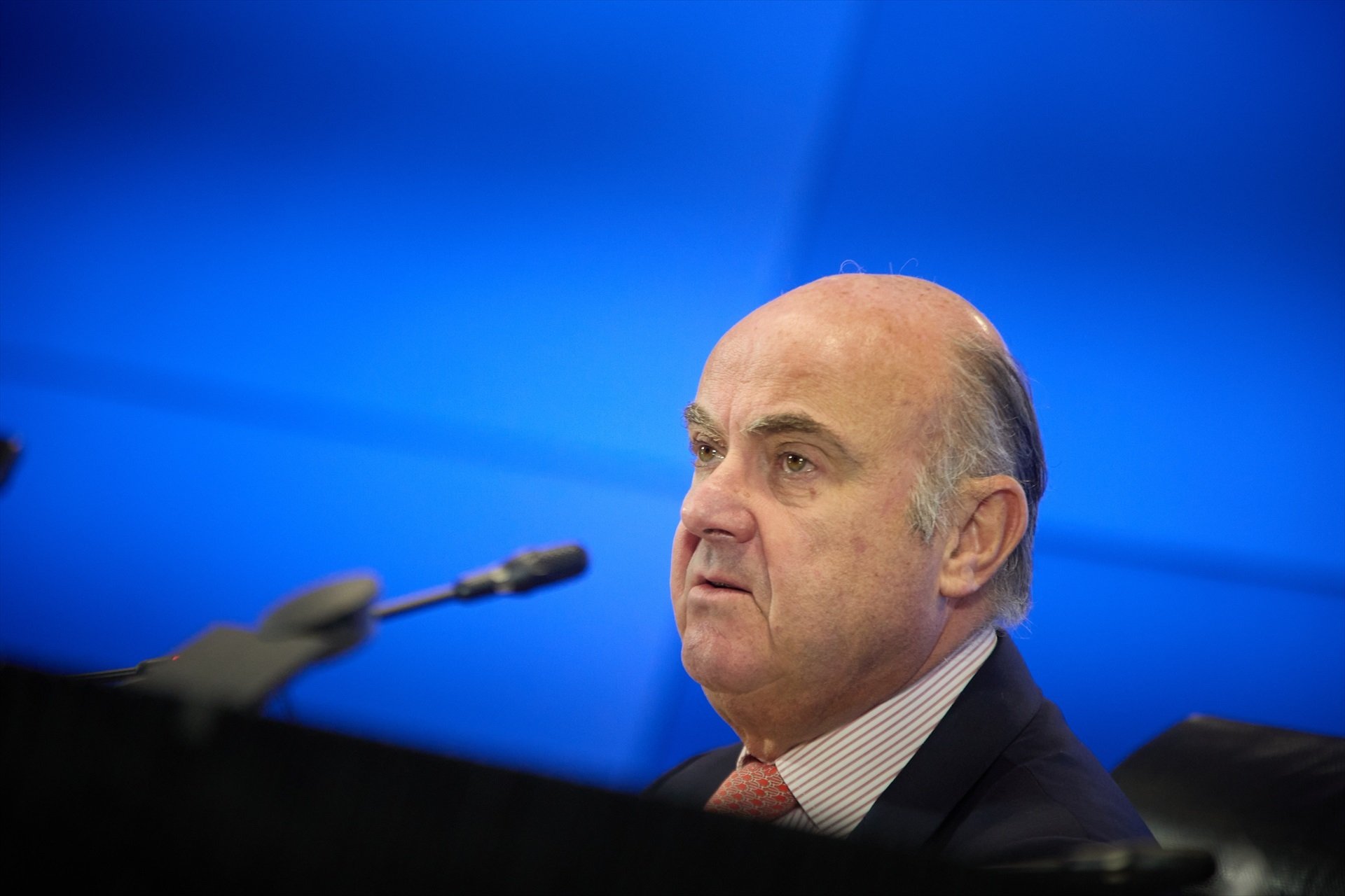 Guindos (BCE) avisa de que relajar las reglas bancarias puede crear riesgos sistémicos