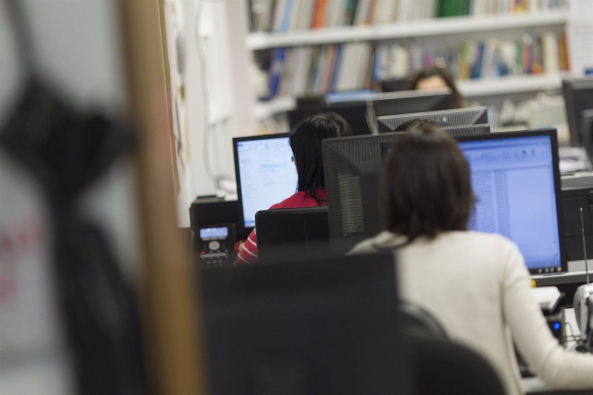 Uno de cada tres trabajadores ocupa un puesto con menos formación de la obtenida