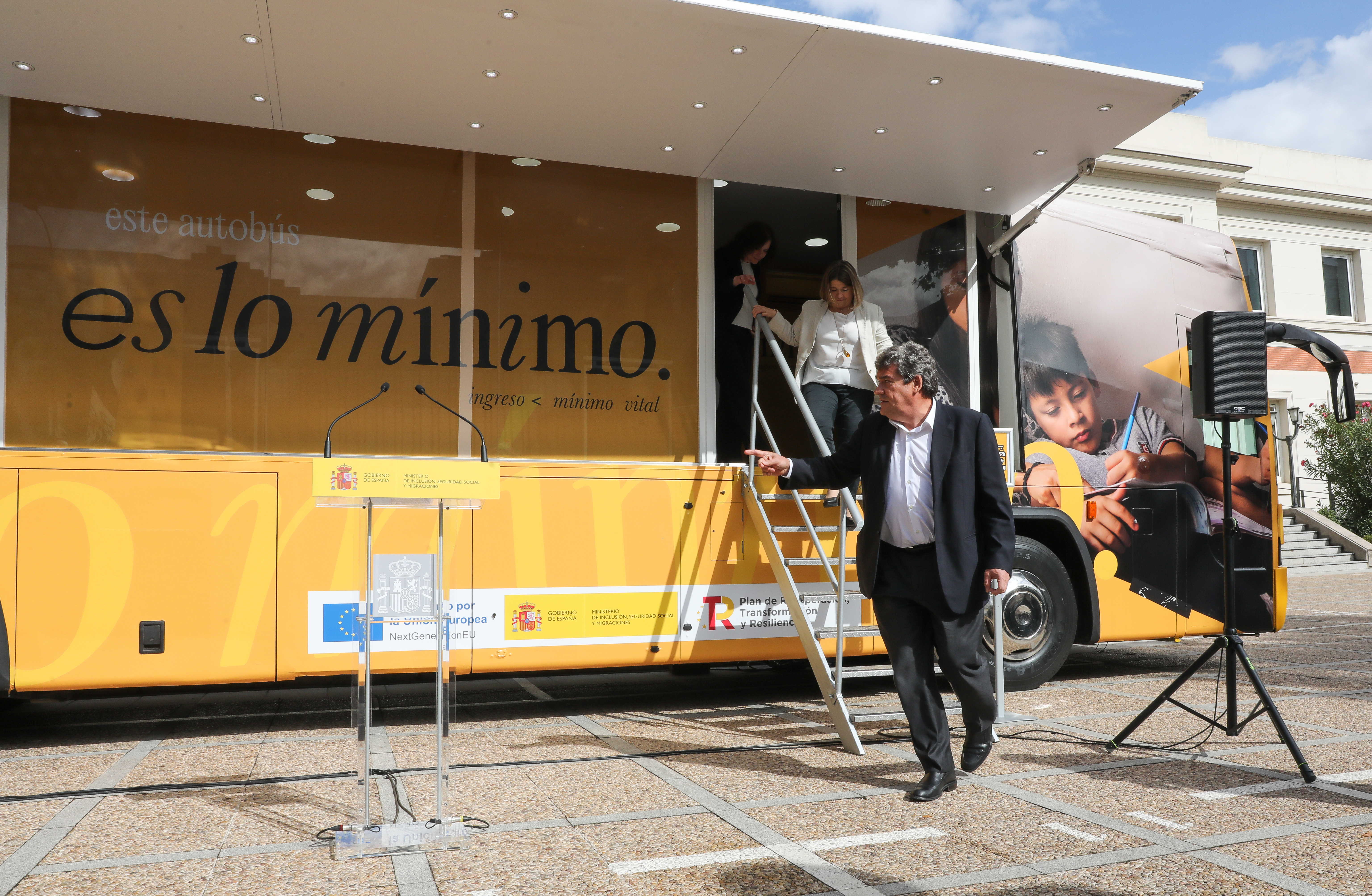 José Luis Escrivá, con el autobús del Ingreso Mínimo Vital. Europa Press
