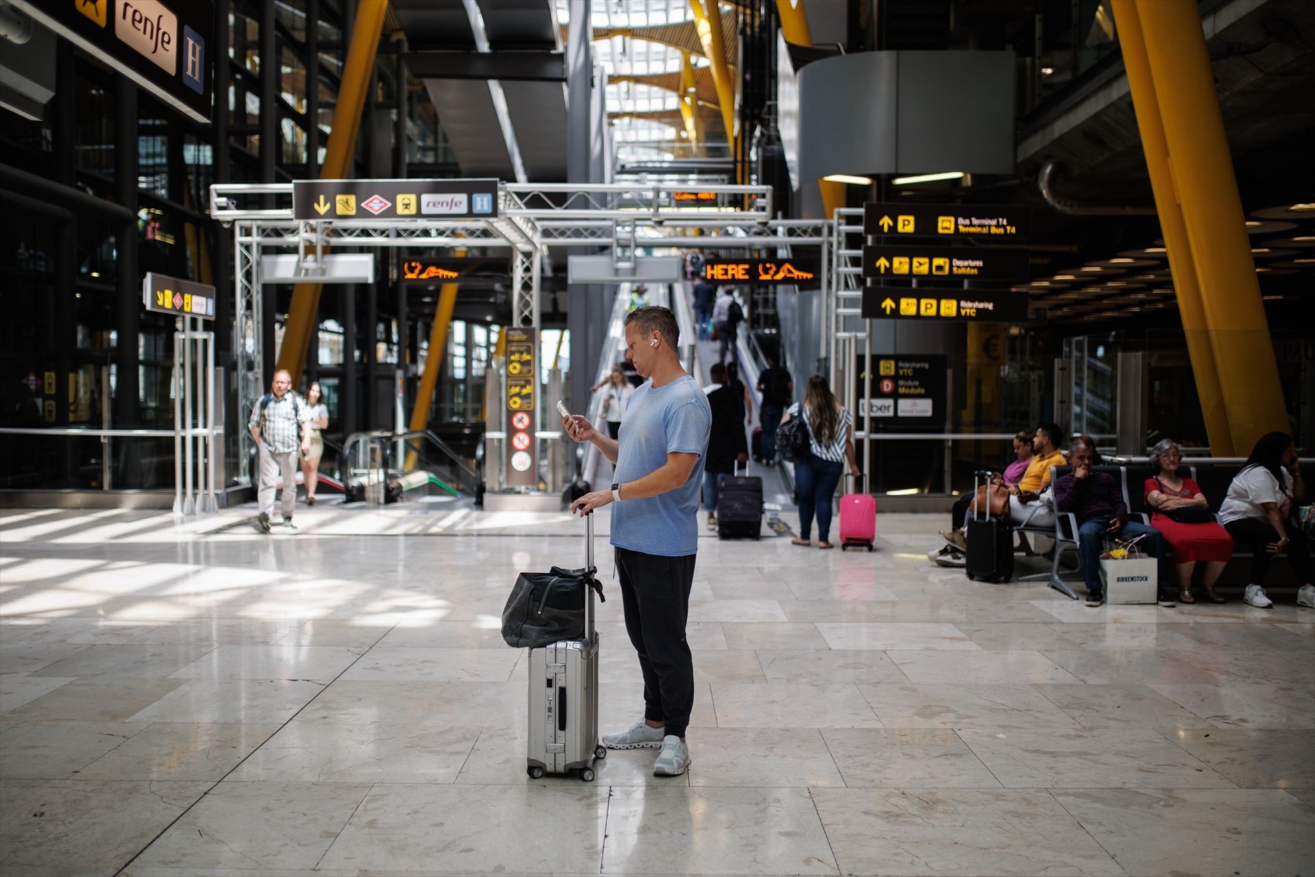 EuropaPress 5287199 hombre maleta terminal t4 aeropuerto adolfo suarez madrid barajas 21 junio