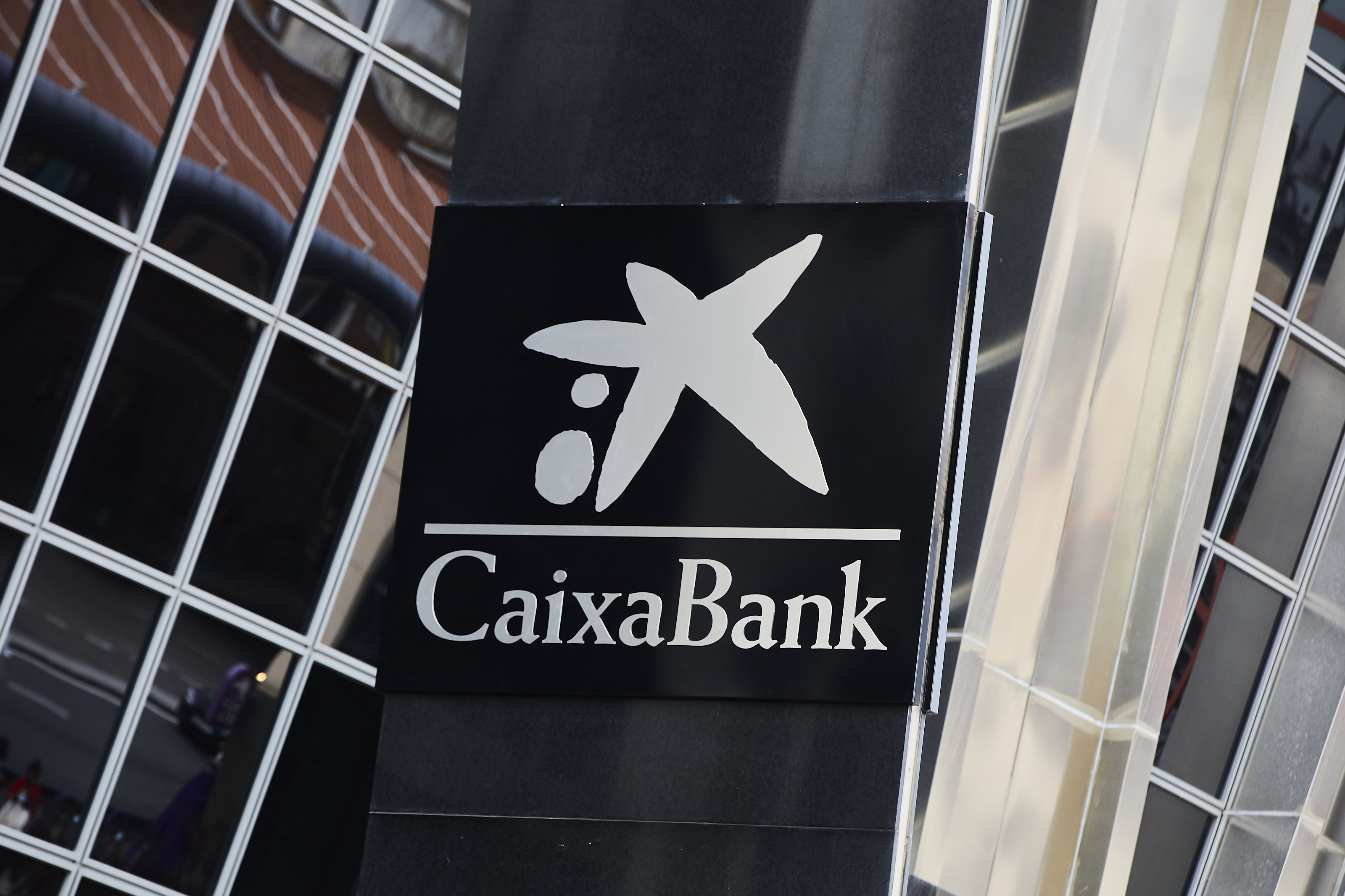 CaixaBank reduce sus centros territoriales al fusionar las sedes de Madrid y Valencia con Murcia