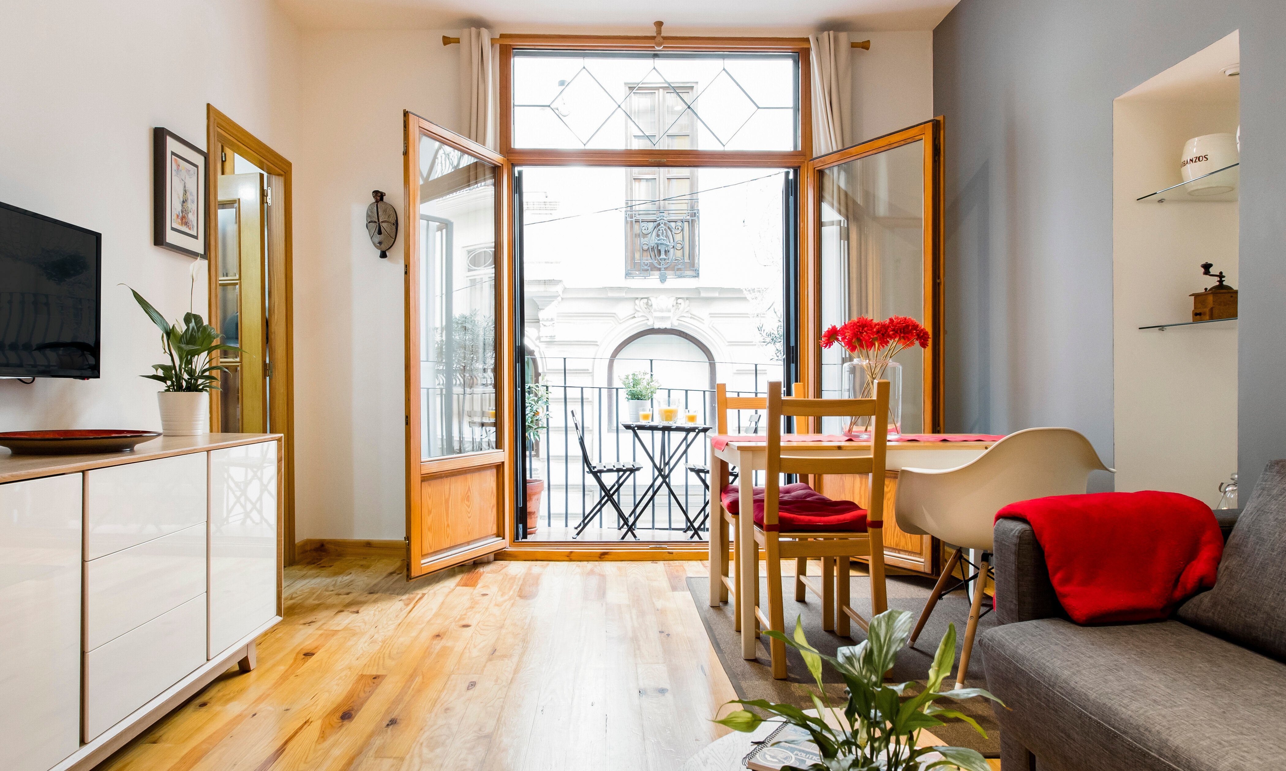 Las reservas en Airbnb en barrios de Barcelona sin hoteles reportaron 95 millones a los anfitriones