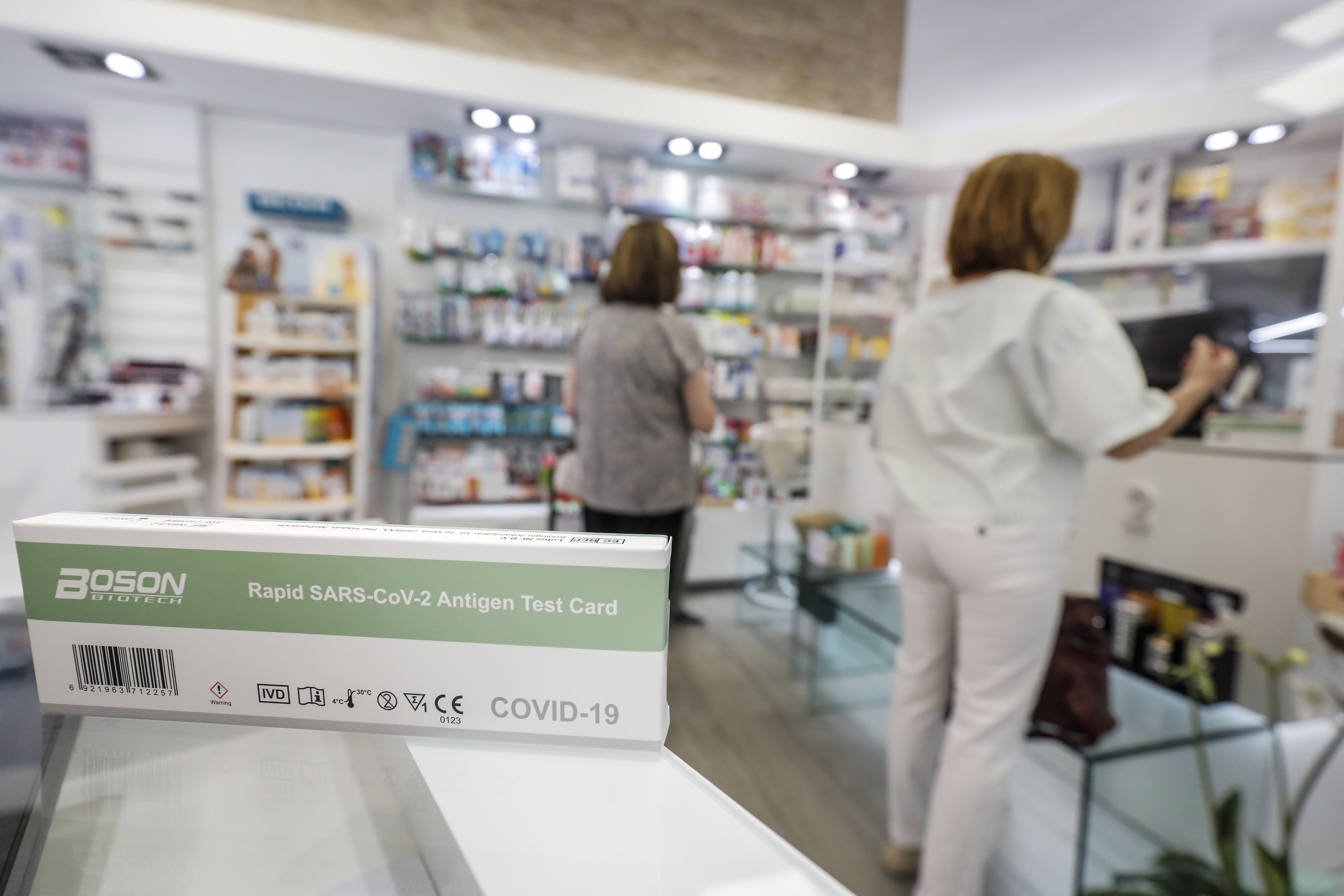 ¿Tests de covid o embarazo en los supermercados? Los farmacéuticos alertan del peligro