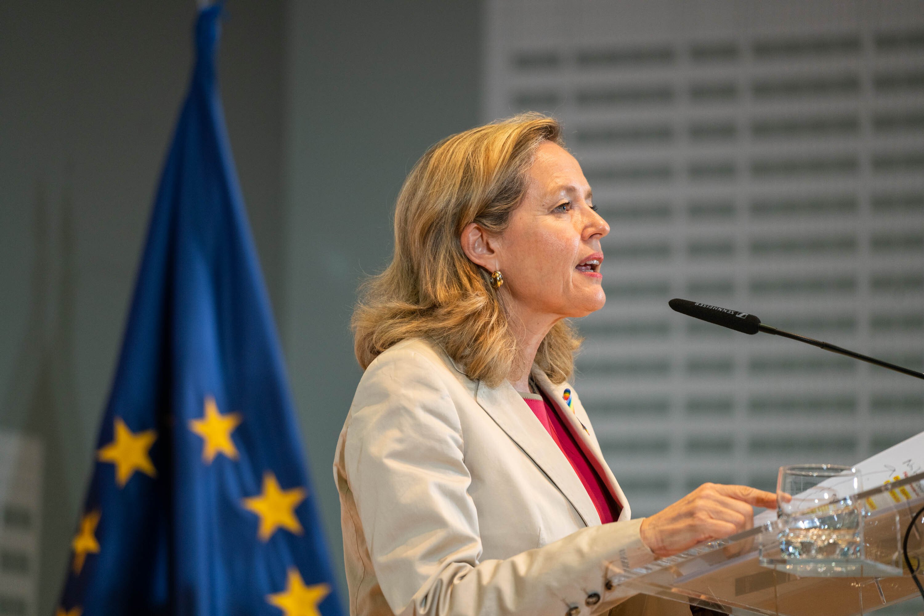 El Gobierno veta a la banca: no podrán cobrar por sacar dinero en ventanilla
