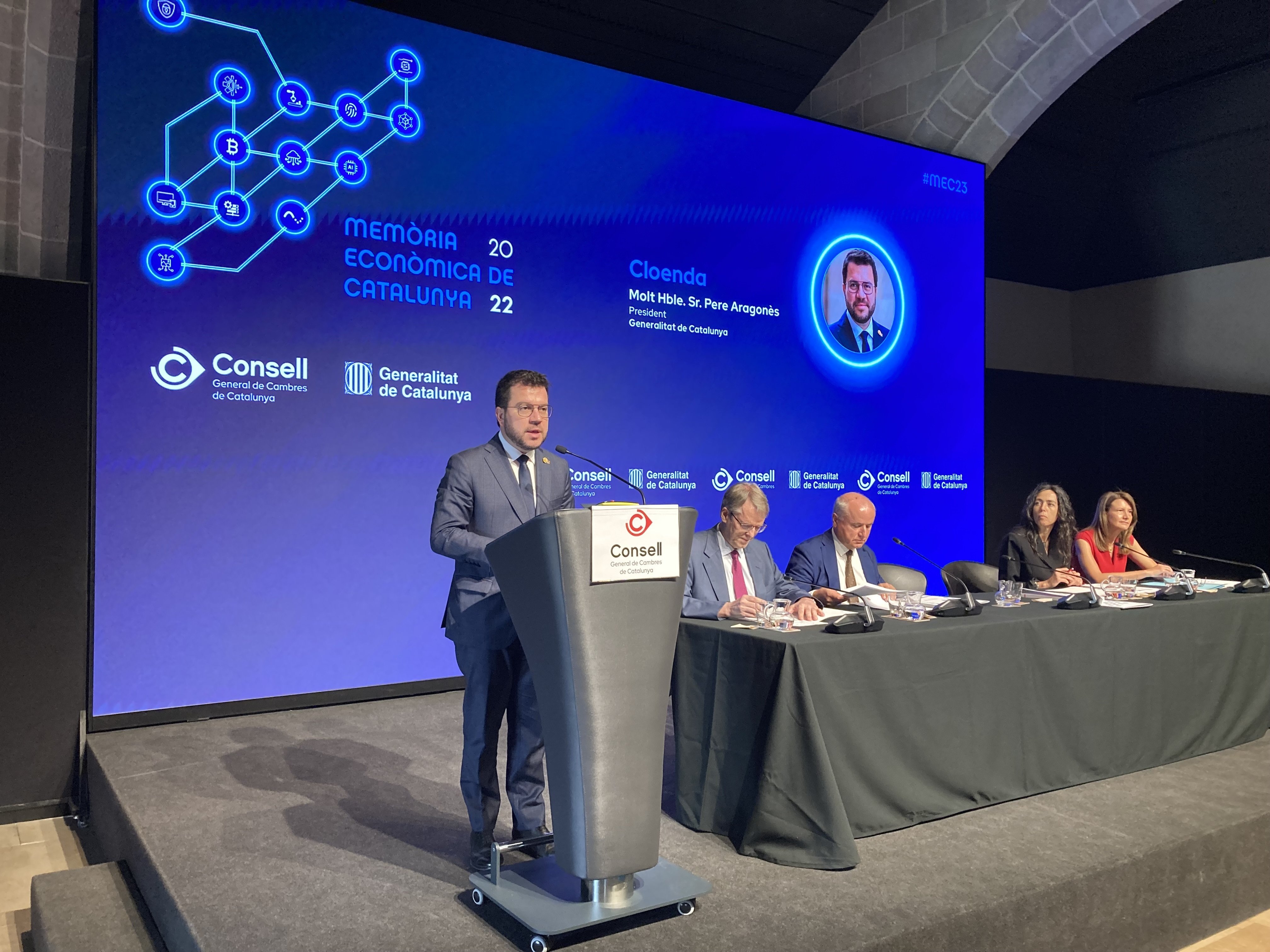 Aragonès y las Cámaras animan a enterrar el discurso de la decadencia de la economía catalana