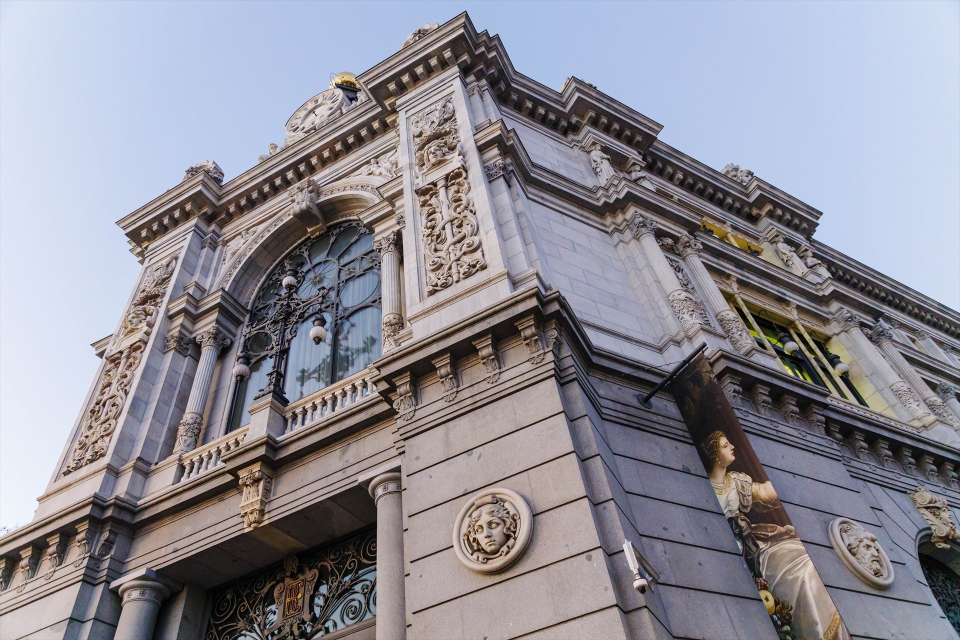 EuropaPress 4963507 edificio banco espana donde hace varios dias hacen cola contratar letras (1)