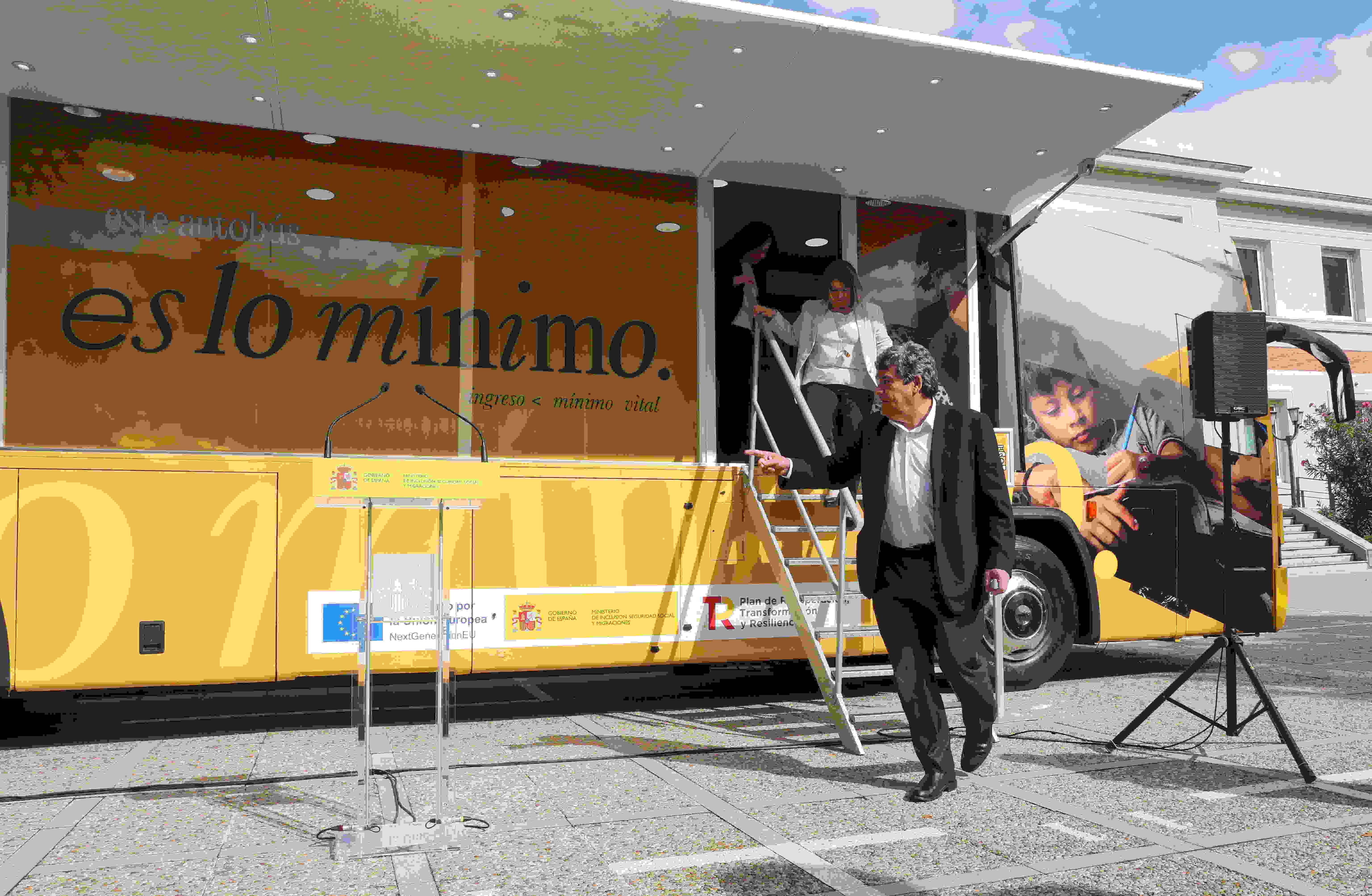 José Luis Escrivá, con el autobús del Ingreso Mínimo Vital. Europa Press