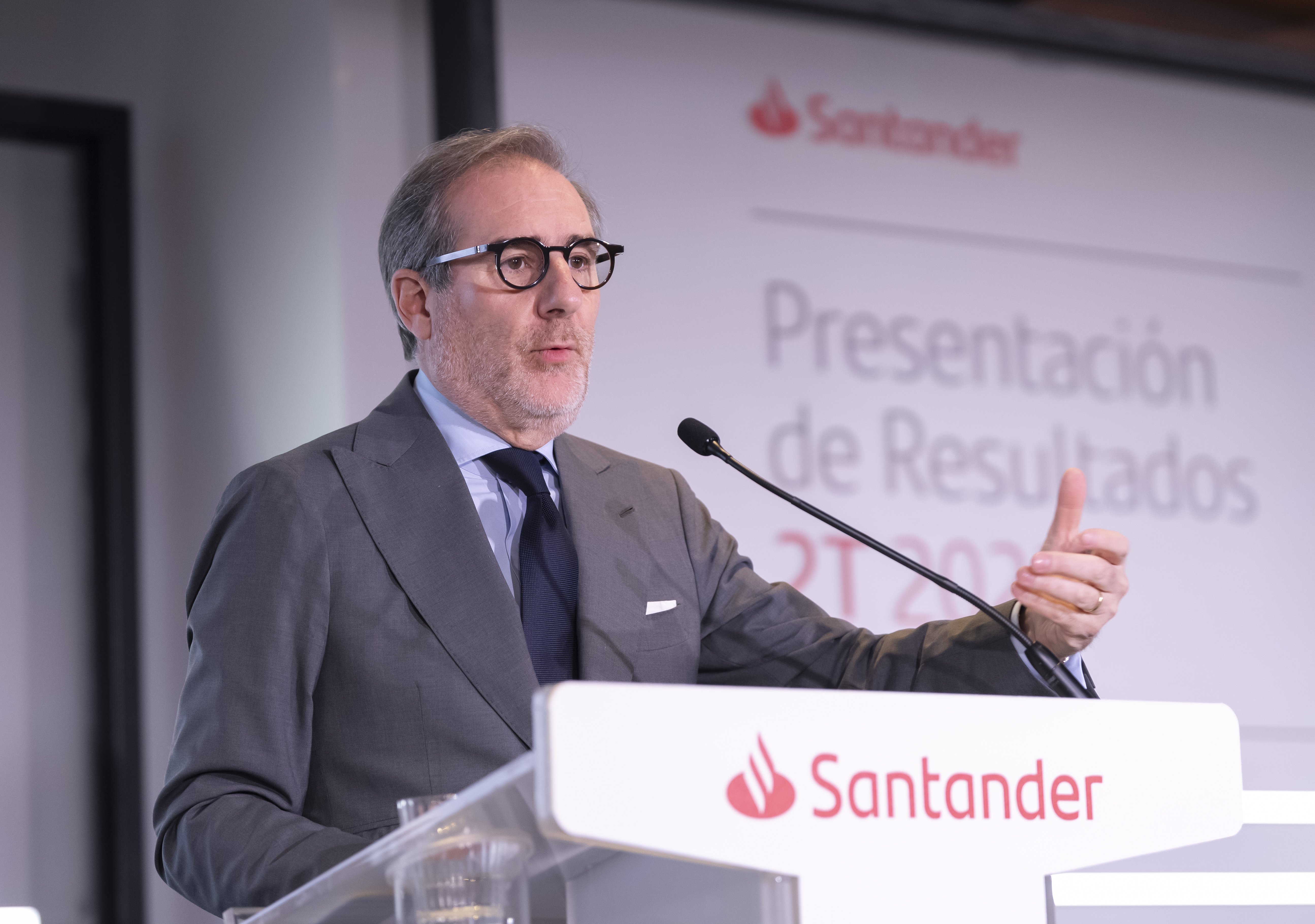 El Banco Santander sorprende y reduce la morosidad en España, a contracorriente del sector