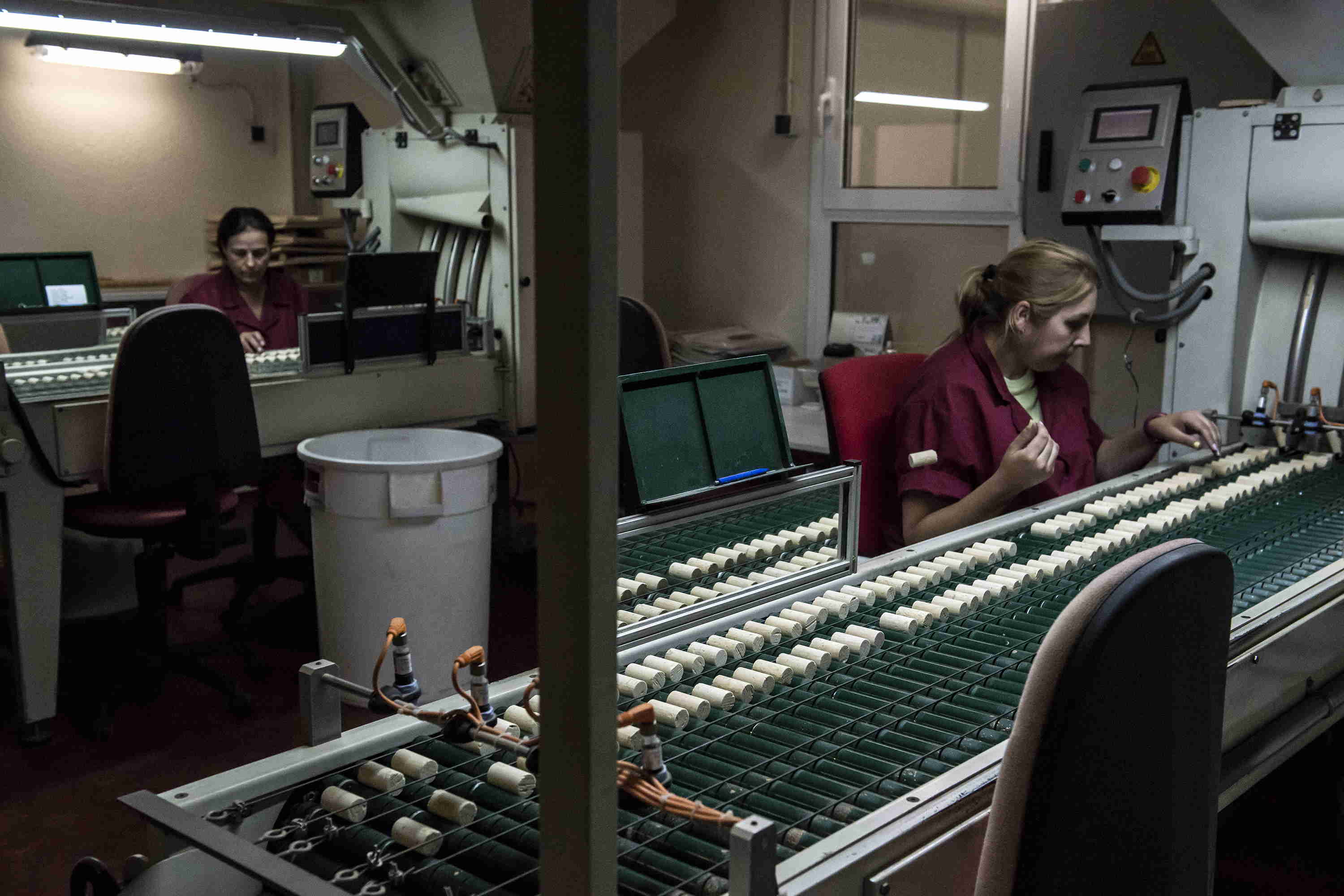 Operarias de una fábrica de corchos en Girona. Europa Press