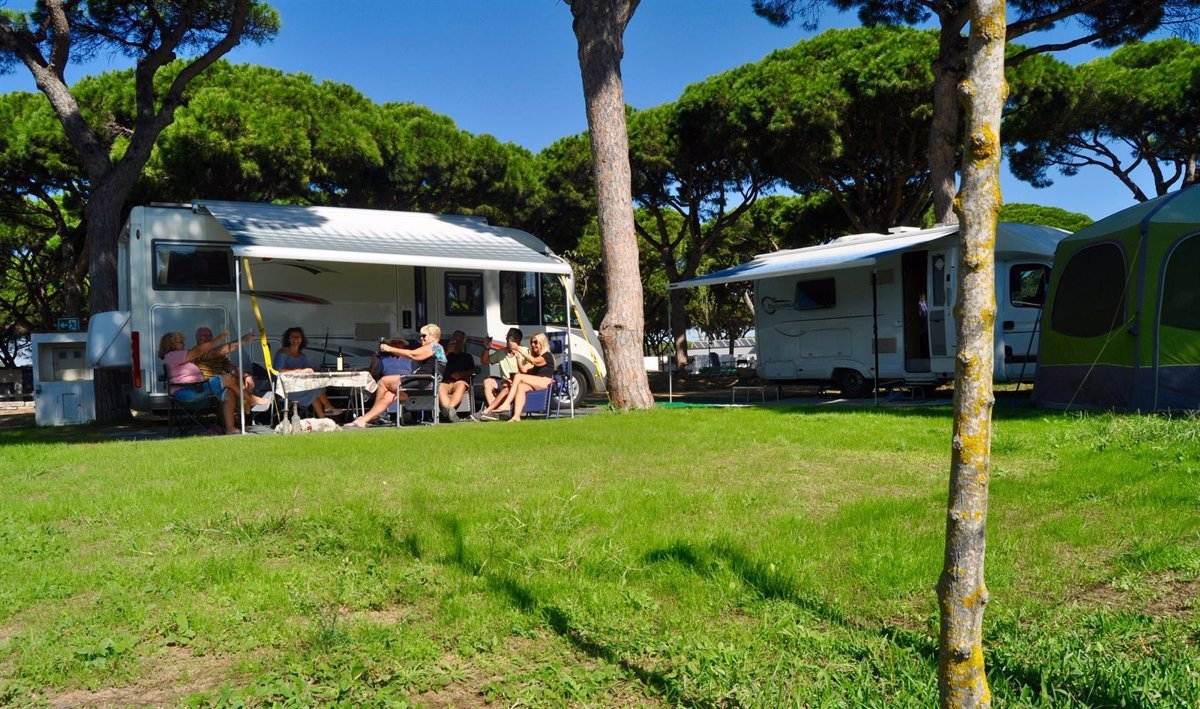 Las pernoctaciones en campings, albergues y casas rurales superan un 7,4% cifras precovid