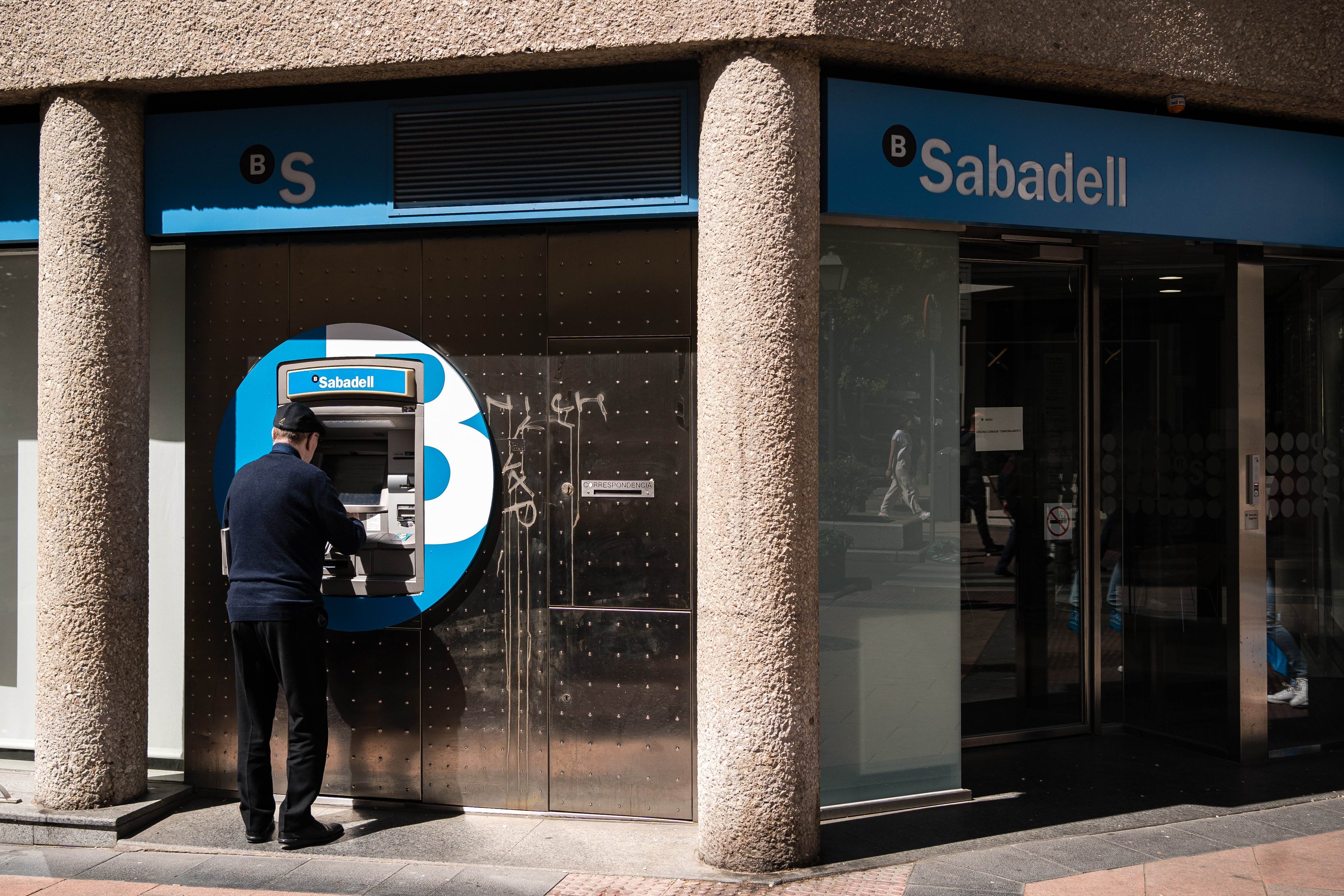 La banca vuelve a cerrar cientos de cajeros pese a su compromiso con el Gobierno