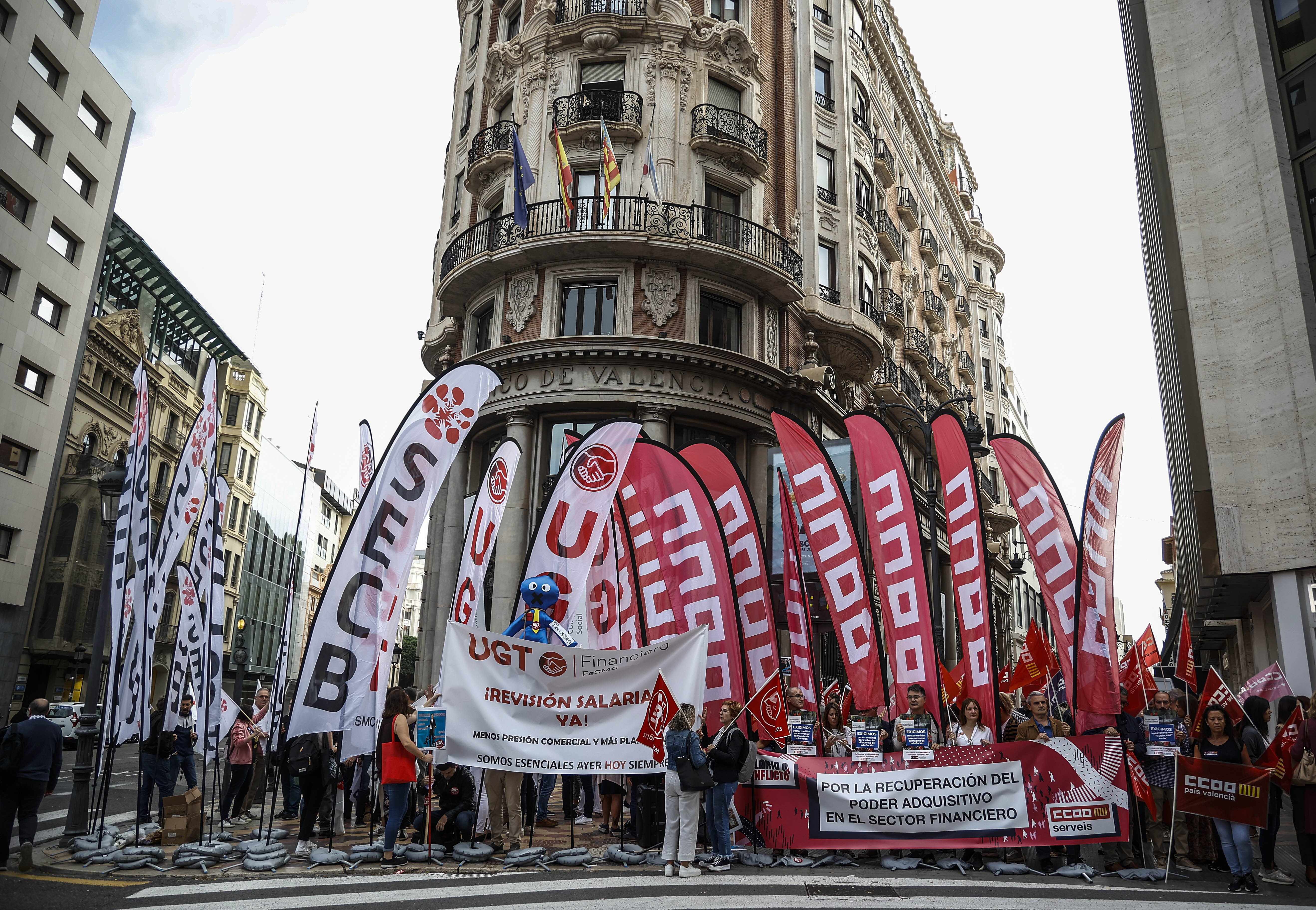 Varios trabajadores se manifiestan en la sede de CaixaBank 