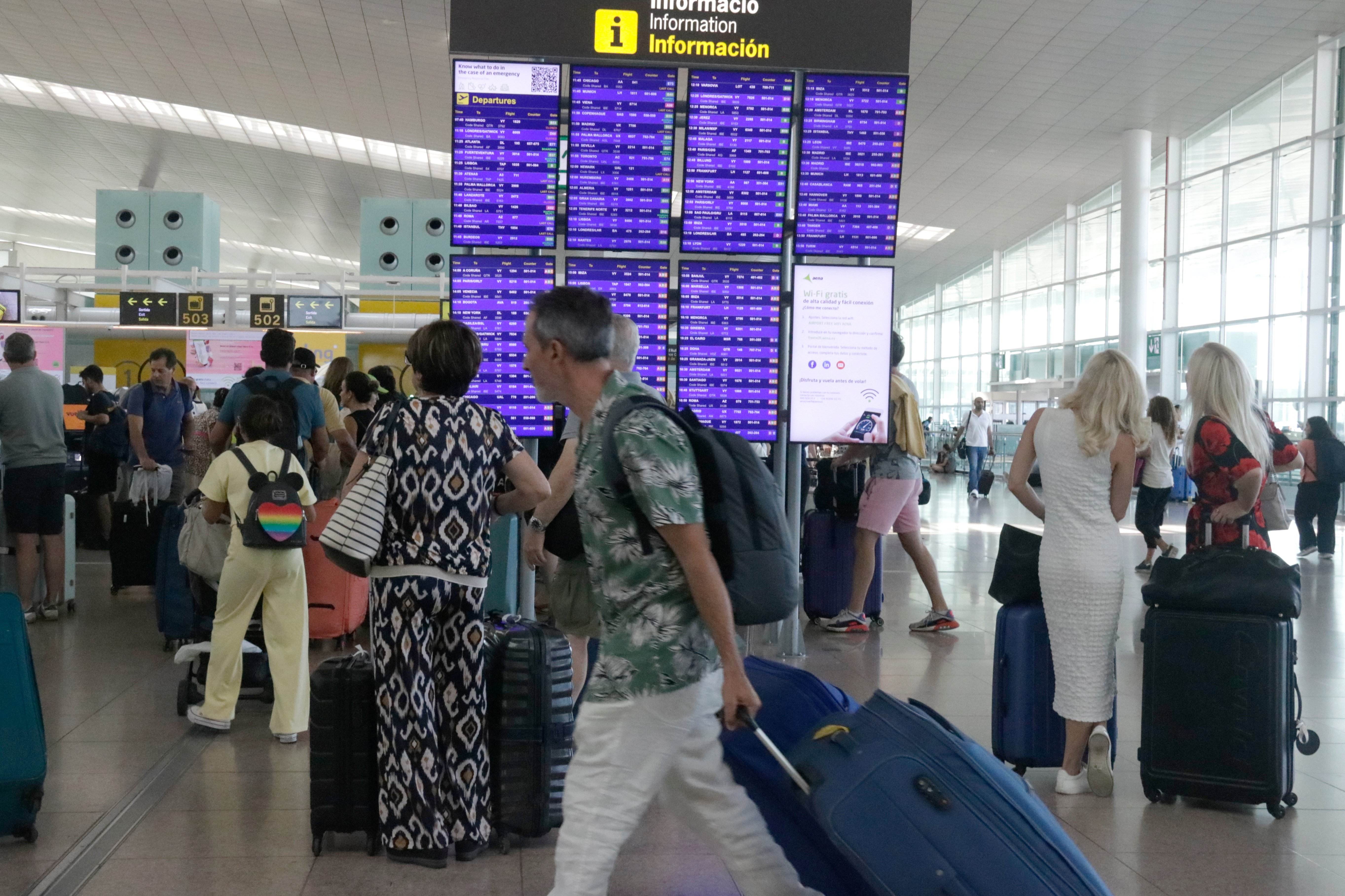El Prat perd pes a l'estiu: acull 4,9 milions de passatgers al juliol, un 7,9% menys que el 2019