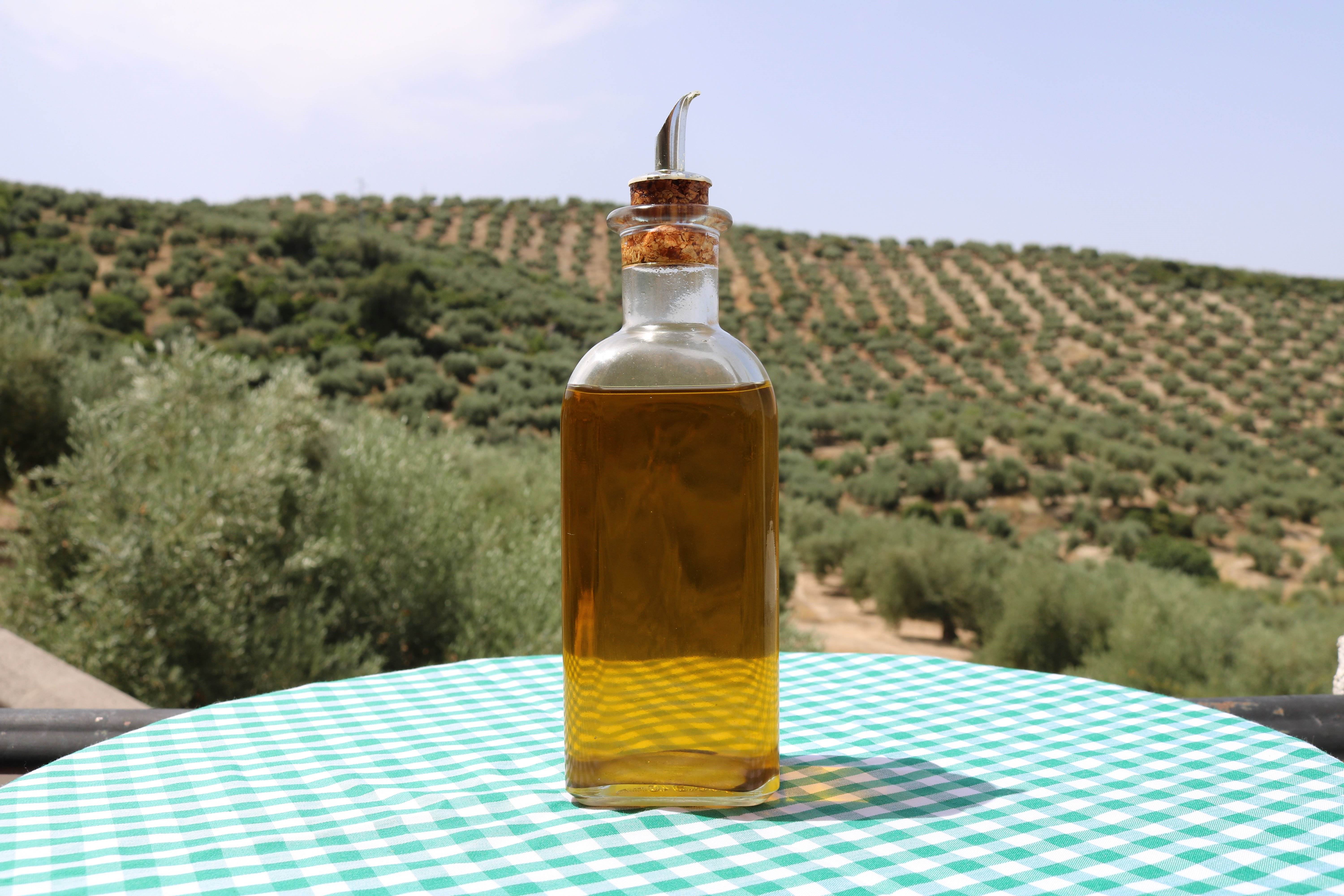 Què està passant amb l'oli d'oliva? El seu preu assoleix màxims històrics: 9 euros el litre