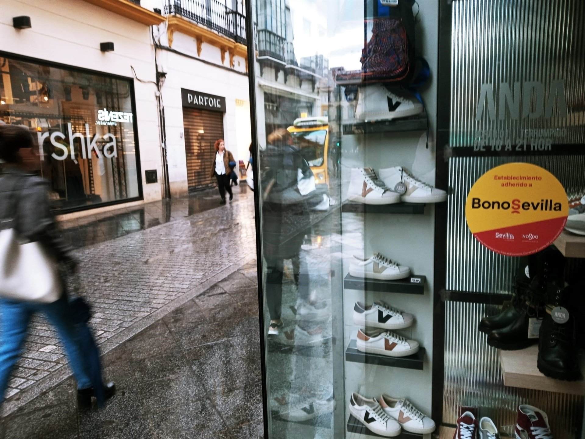 Les vendes de les empreses s'enfonsen un 5% el juny, la seva caiguda més gran en dos anys